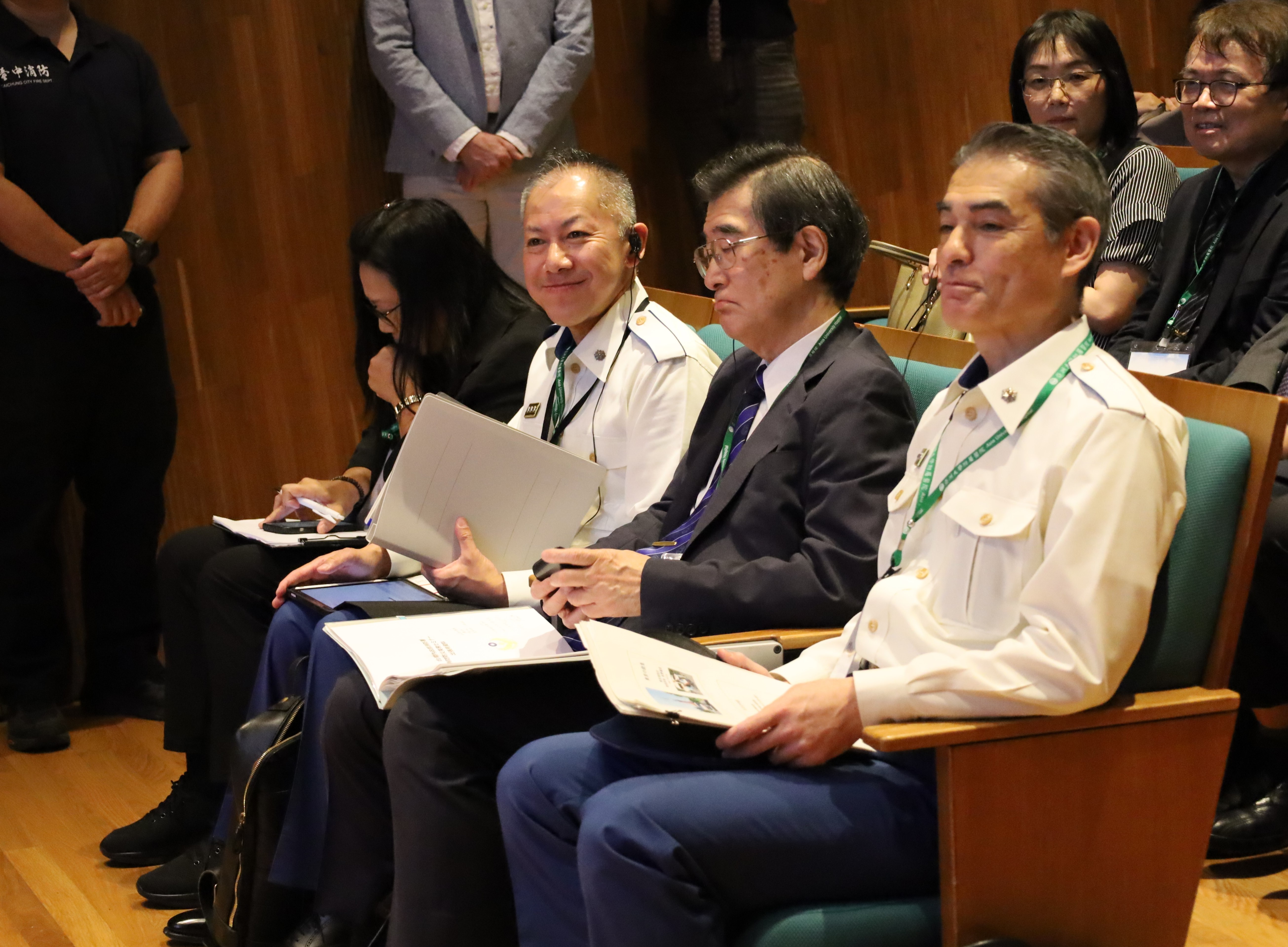 東京消防廳救護部長永野義武(右1)、東京都緊急救護品質管理協議會會長橫田裕行(右2)、救護醫務課長塚田信隆(右3)來亞大，參與「2025年台日到院前檢傷制度研討會」。
