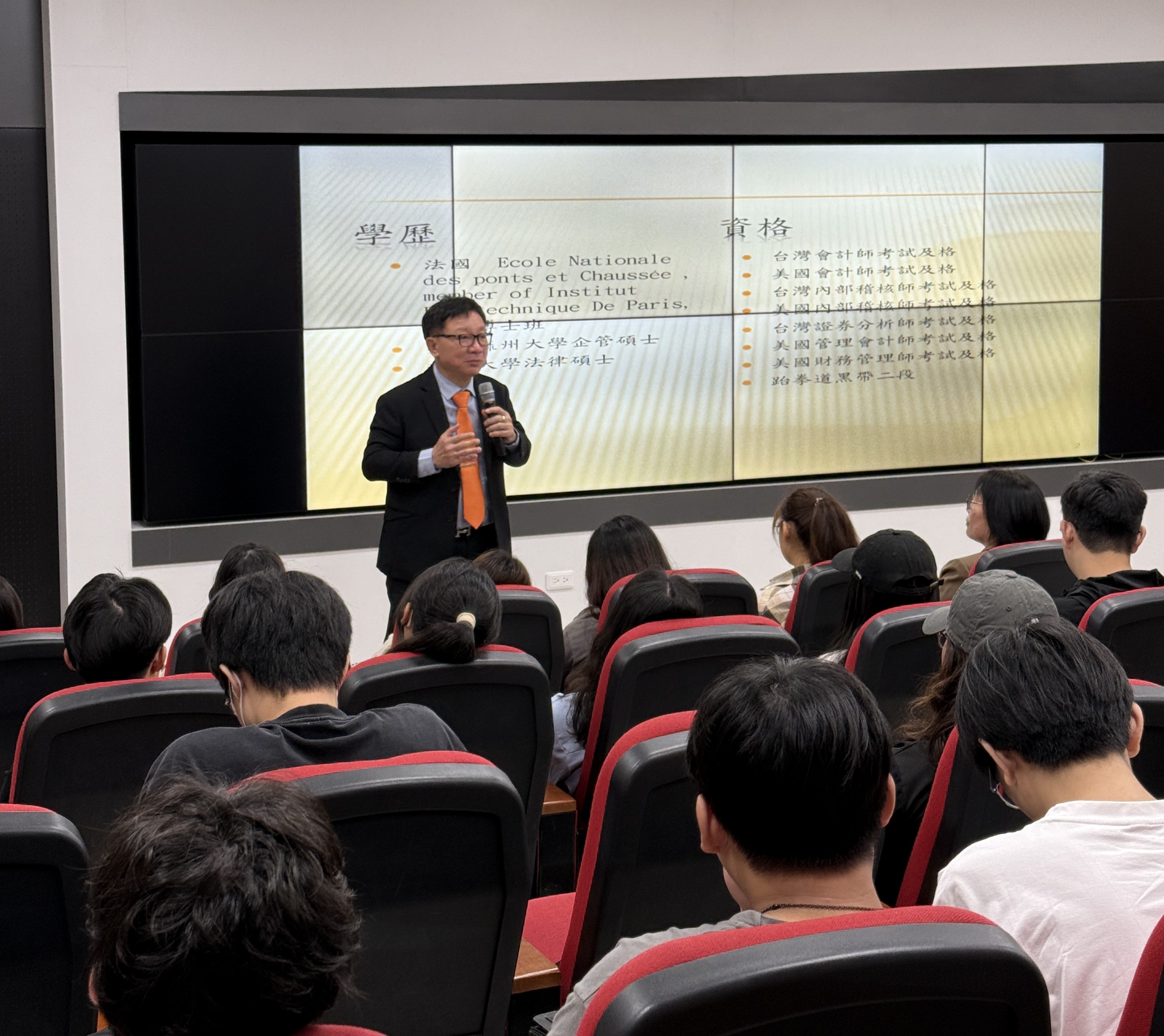 黃奕睿會計師，鼓勵同學要把握時間好好念書。