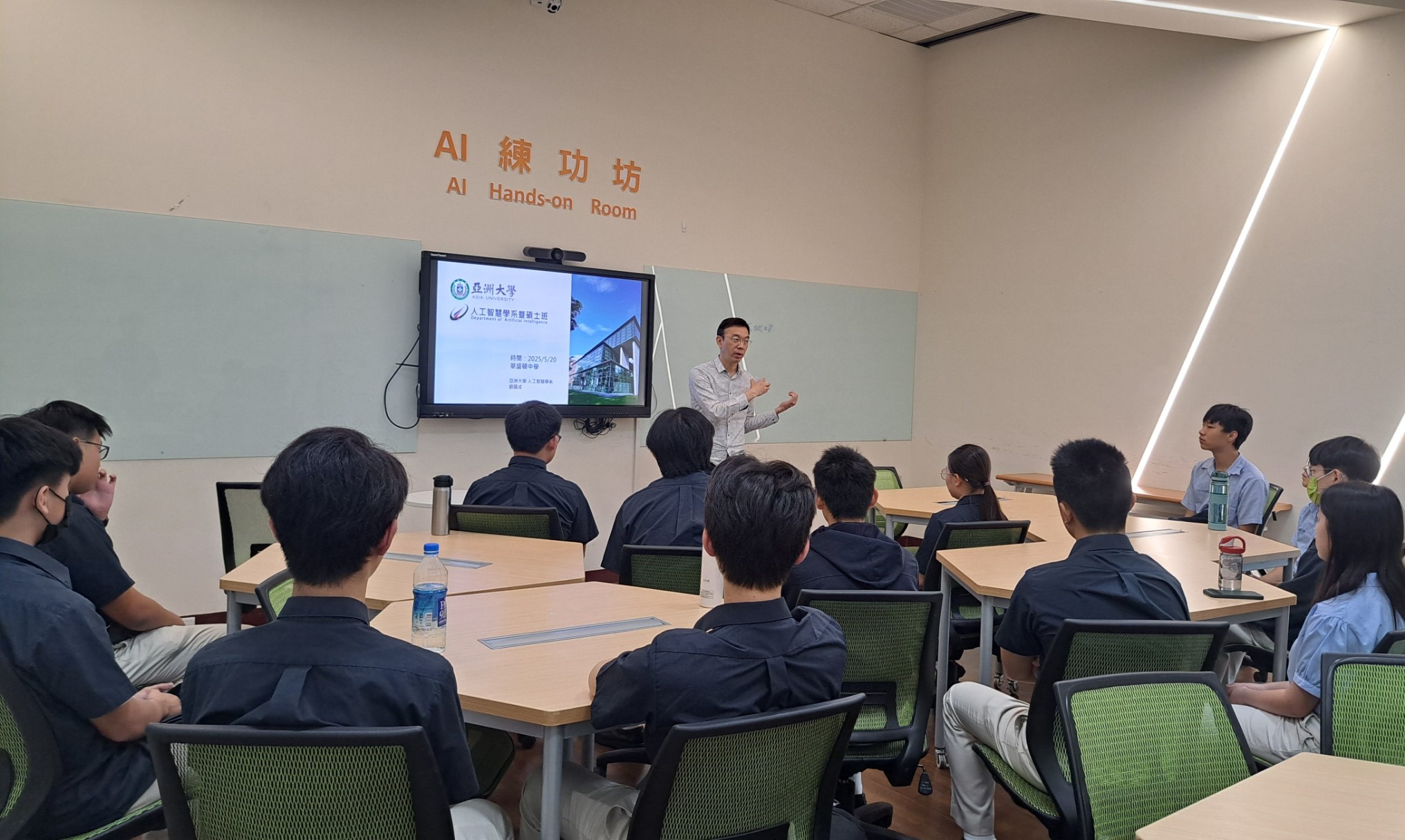 亞大人工智慧系主任劉國成,介紹該系提供的獎學金方案。