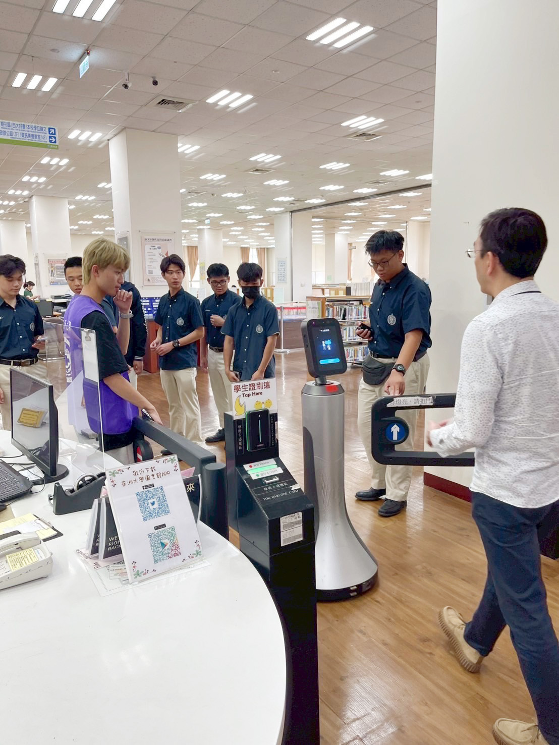 華盛頓中學同學，對於亞大圖書館內的引導智慧接待機器人，十分感興趣。