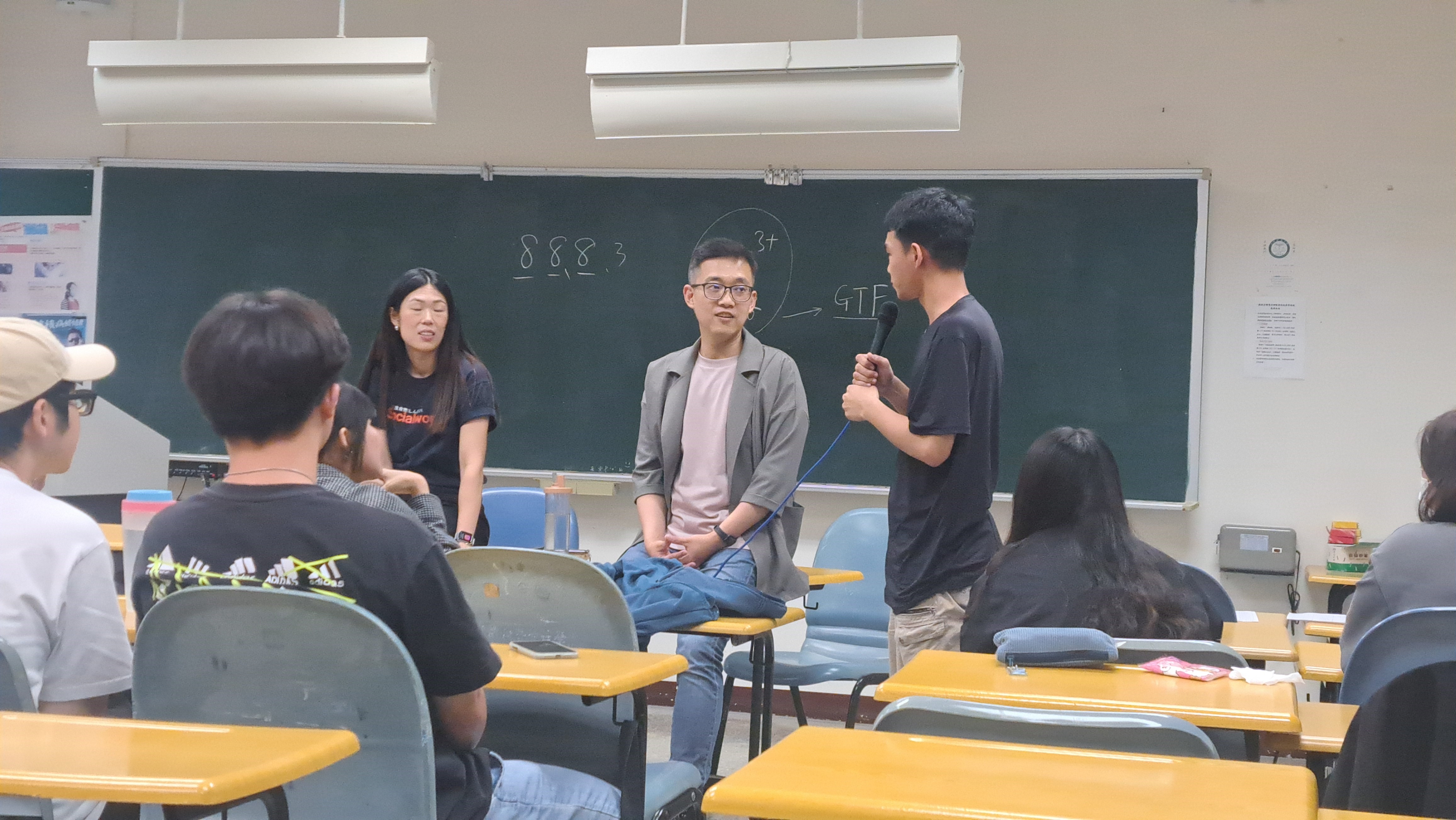 陳巧禎(左1)、蘇尚庭(左2)社工師,和同學討論。