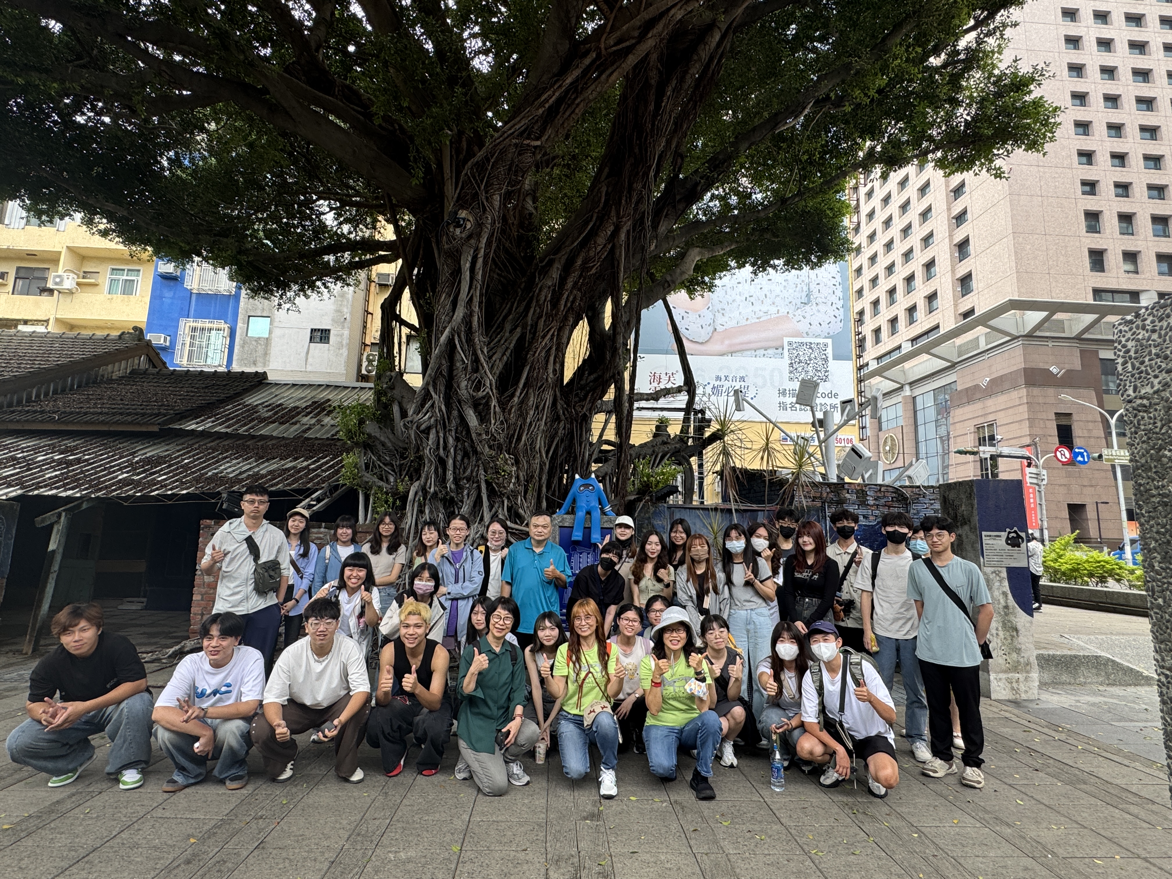 亞大「跟著藝術去旅行」活動，師生在藍晒圖文創園區合影。