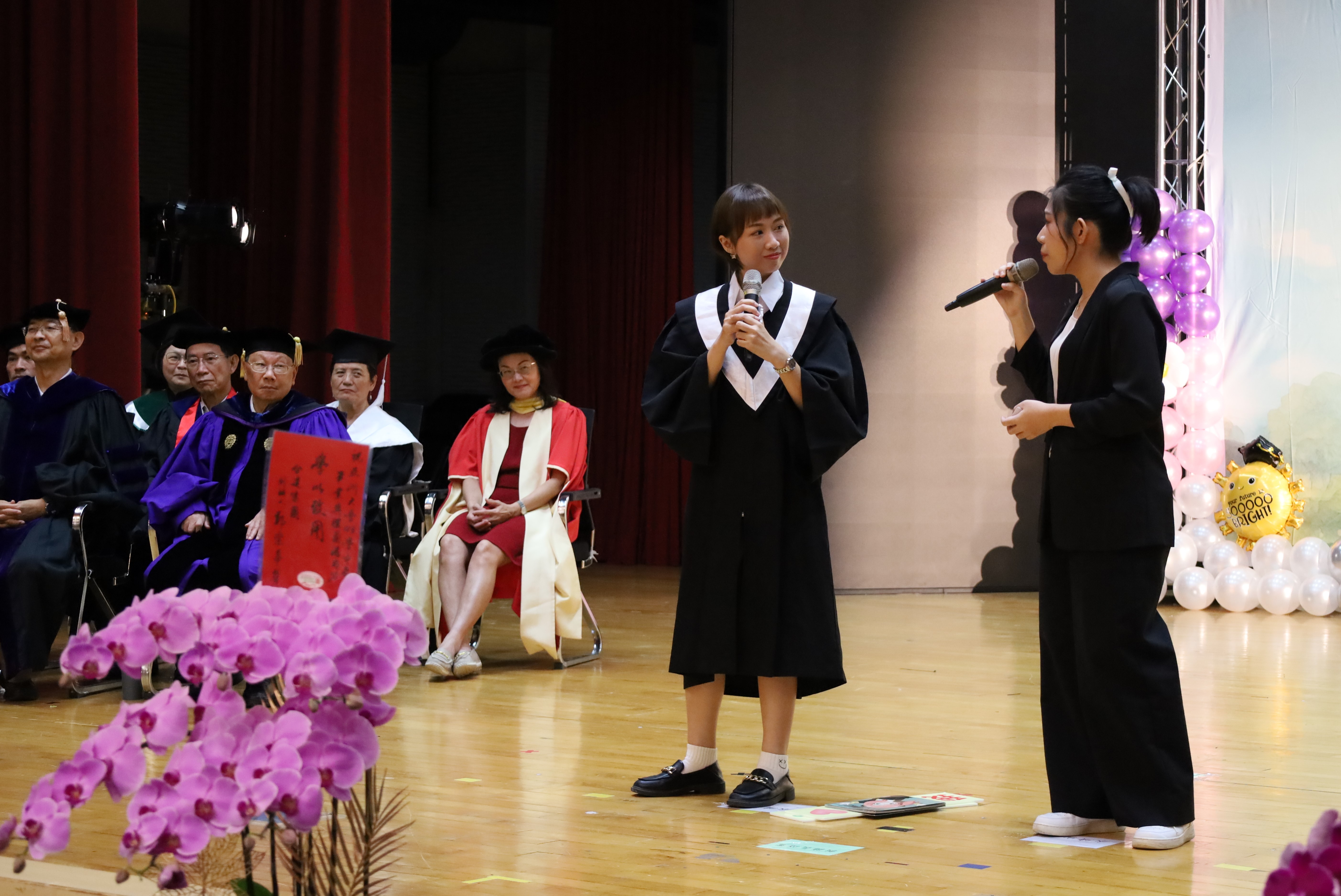 亞大畢業生代表和在校代表致詞，敘述在校的點滴。