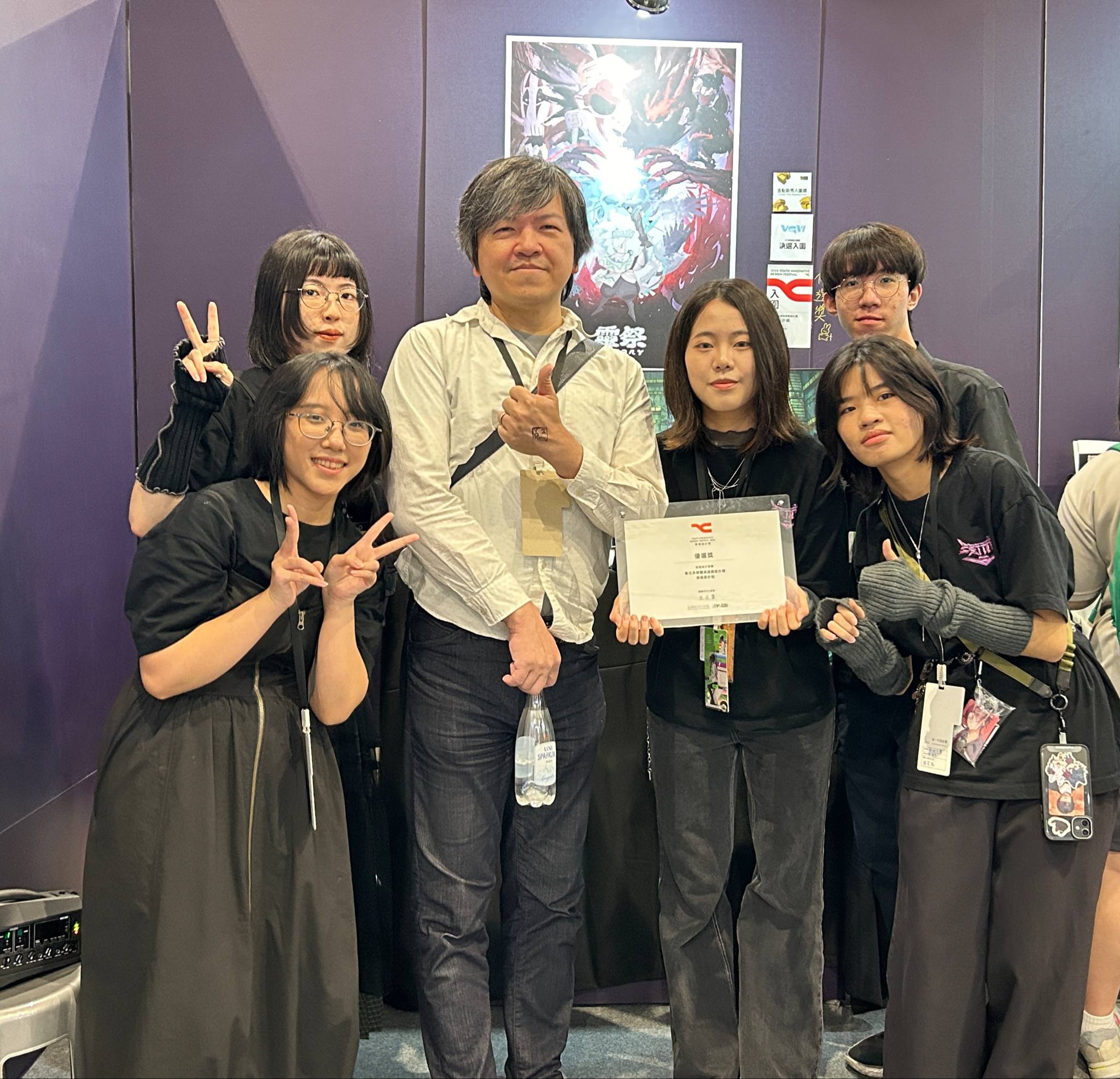 亞大數媒系指導老師賀勝倫(中),和獲獎同學合影。