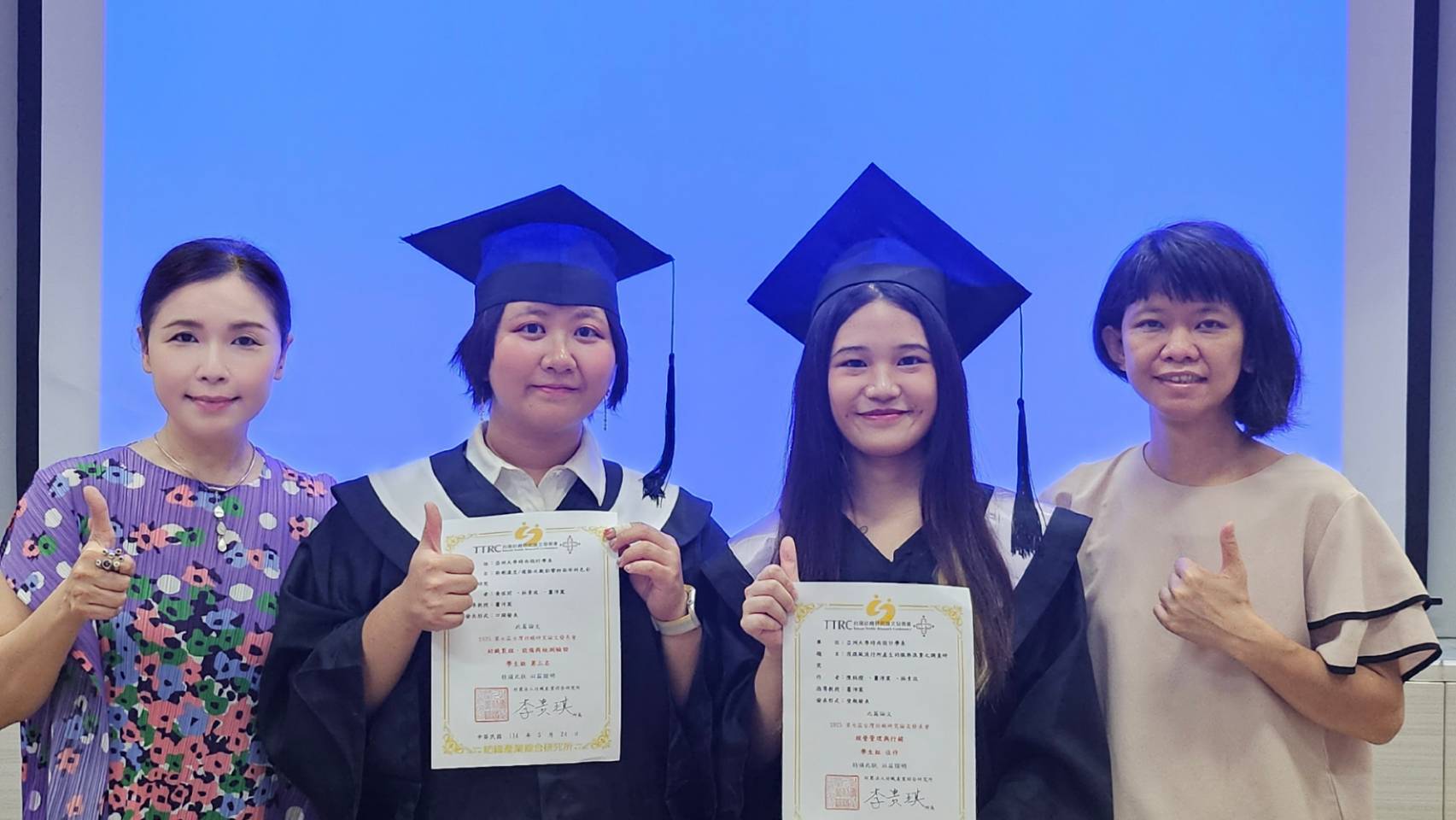 (由左而右)亞大時尚系林青玫主任、黃琪閔、陳秝澄同學、指導老師蕭沛宸。