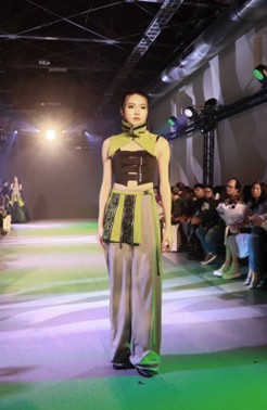 亞大時尚系夏致琳同學的《貞德的審判》作品,入圍「第四屆長江杯金裳獎」。