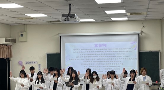 亞大心理系臨床心理組同學,在授袍典禮宣誓。
