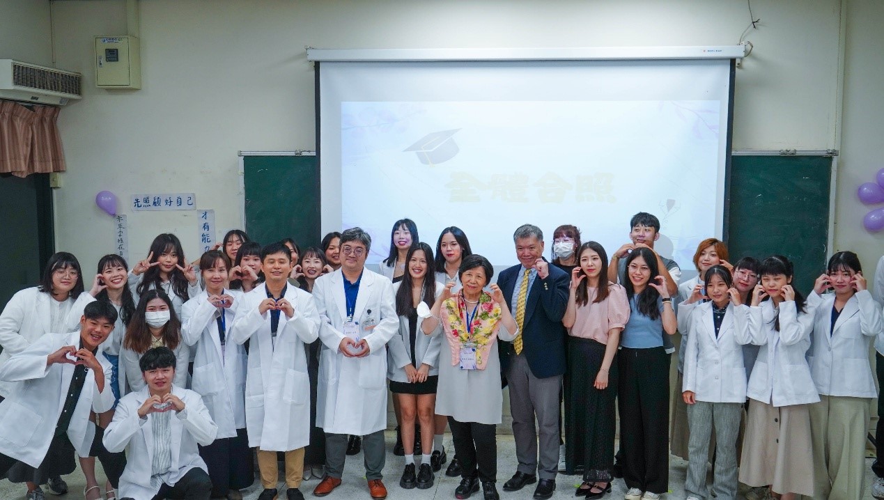亞大心理系老師與臨床心理組同學,在授袍典禮合影。