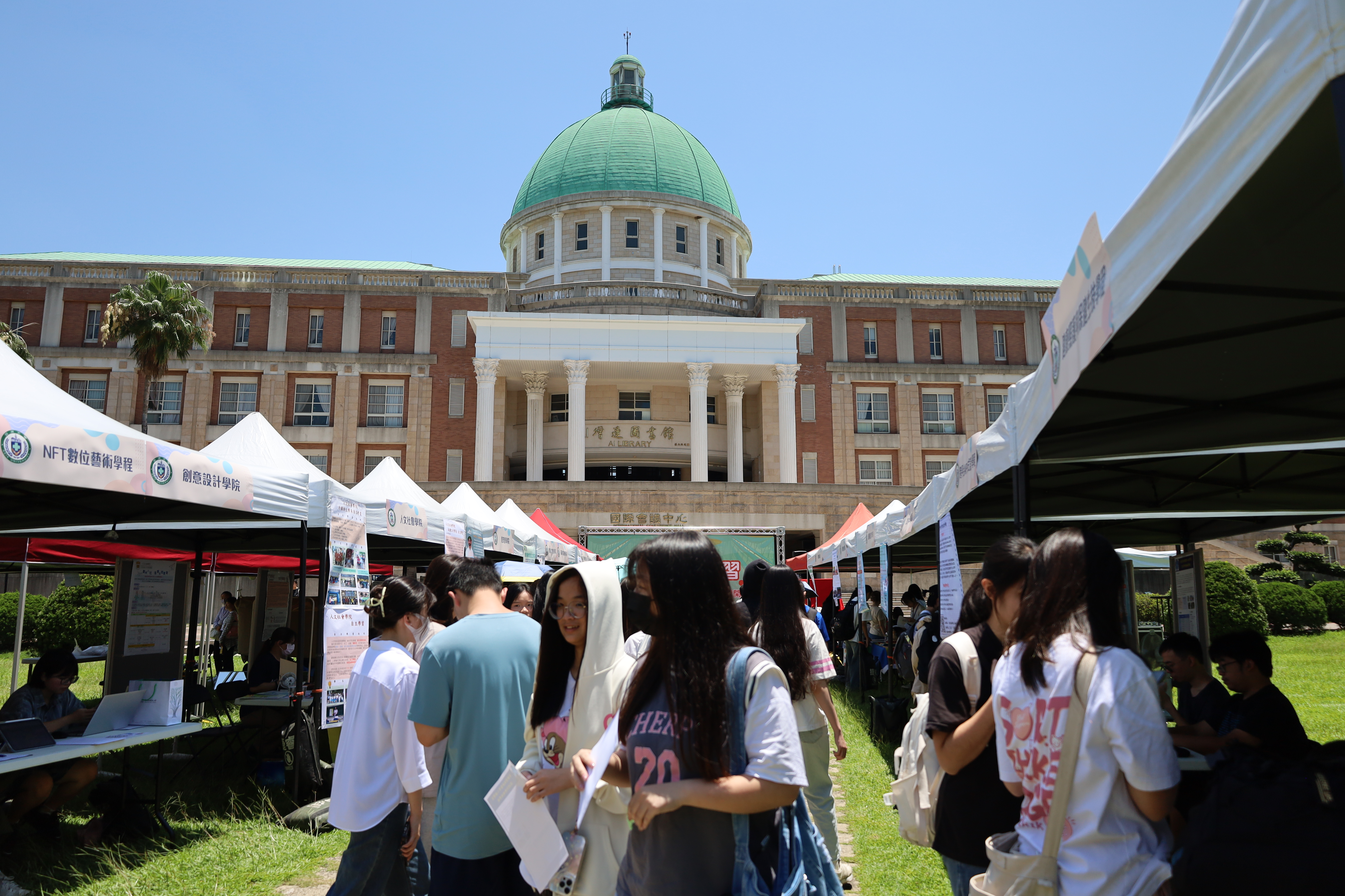 亞大每年舉辦「跨域自主學習日」，全校設計許多跨域、跨校學程，培育「π型人才」、「斜槓人才」。