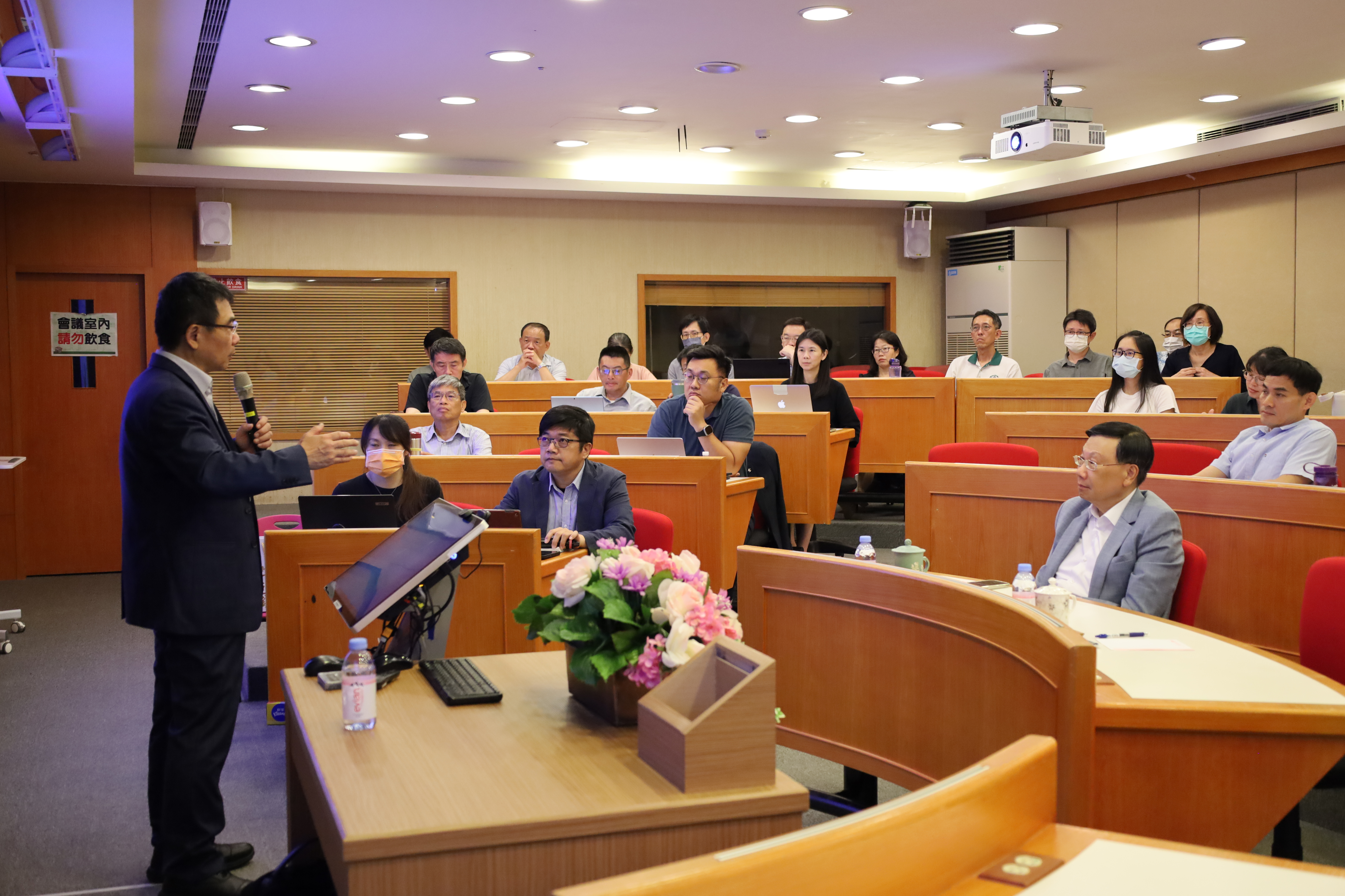 淡大總務長蕭瑞祥(左)，與參與的亞大師長共同討論校園永續議題。