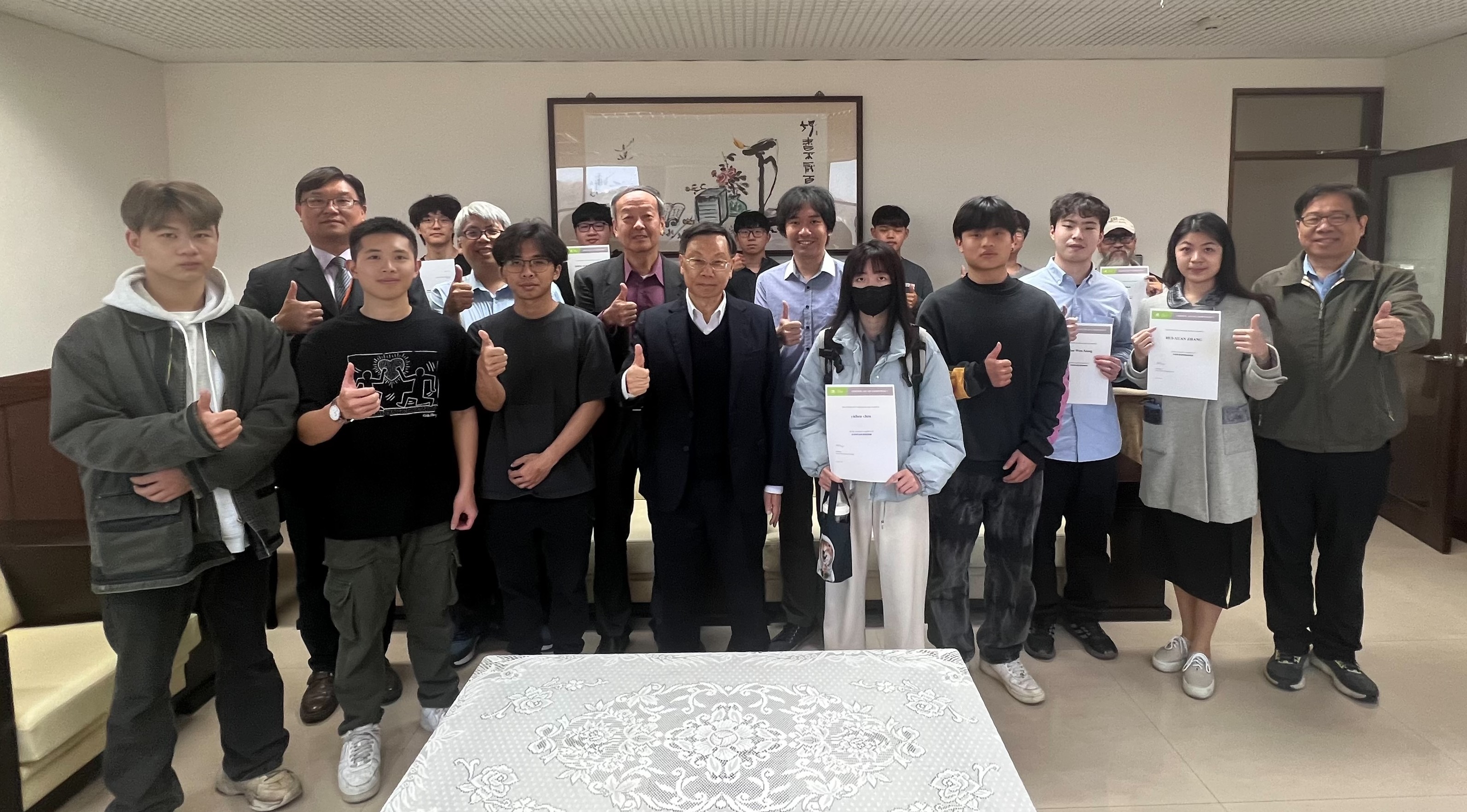 亞大校長蔡進發(前排左4)，與資電學院獲輝達NVIDIA國際證照的同學和師長合影。