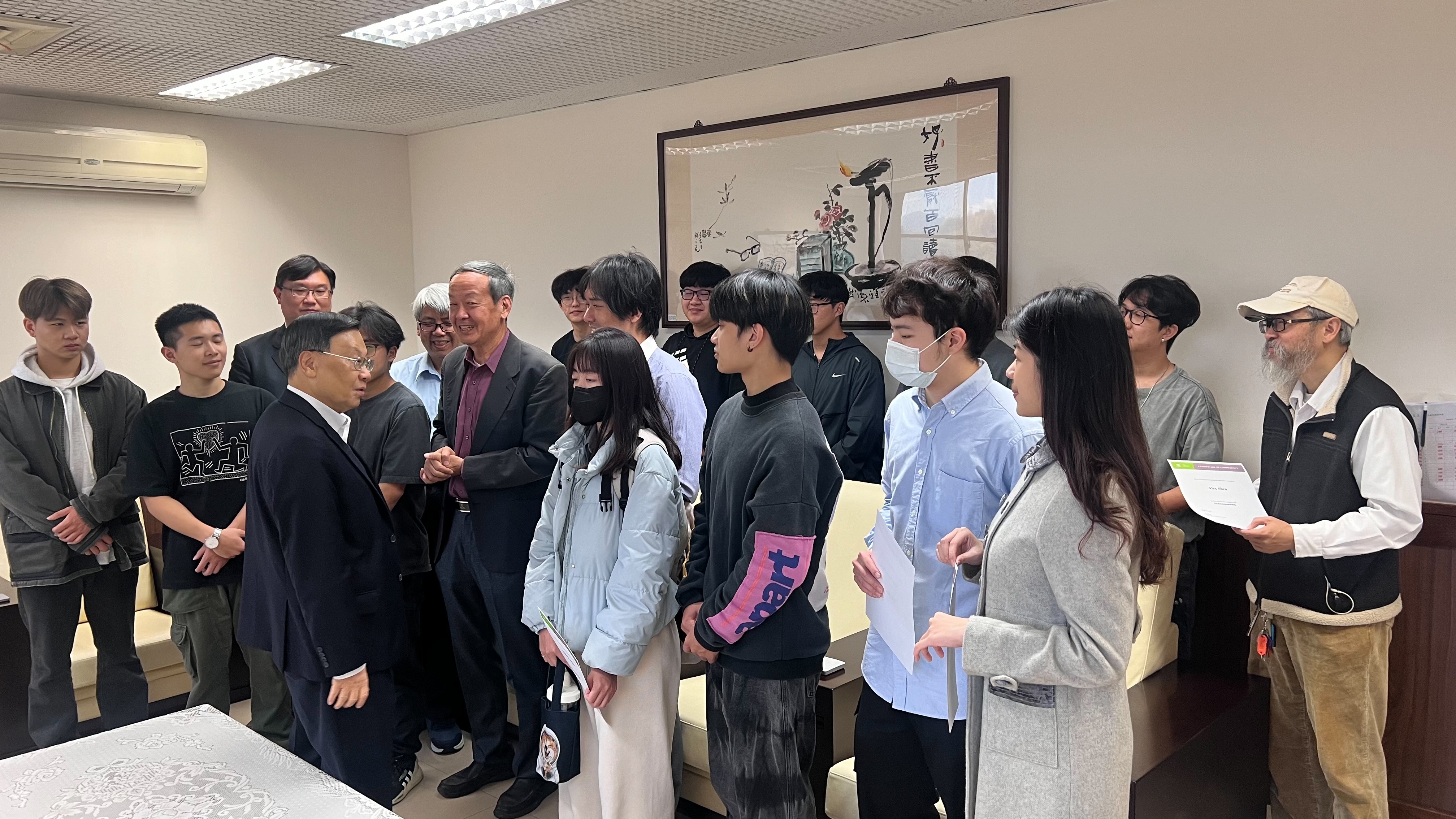 亞大校長蔡進發(前排左)，嘉勉取得輝達NVIDIA國際證照的同學。