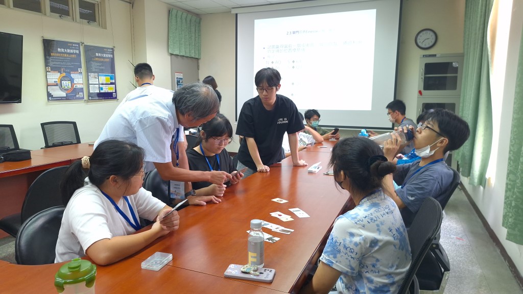 亚大资电学院新生微学程课程中,融入生成式AI应用,让同学掌握最新科技技术趋势,在研究上有所发挥。