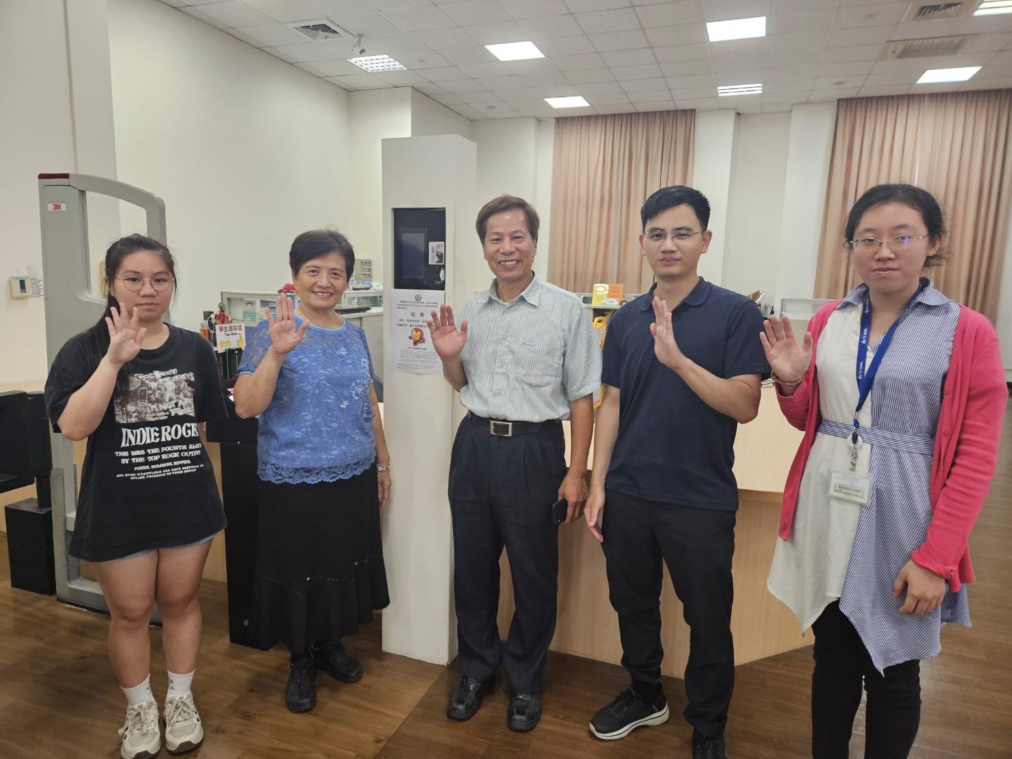 亞大圖書館長廖淑娟館(左2)、亞大人工智慧系講座教授洪西進 (中)、DINH-TRUNG VU老師(右2),歡迎亞大師生一起當「掌門人」。