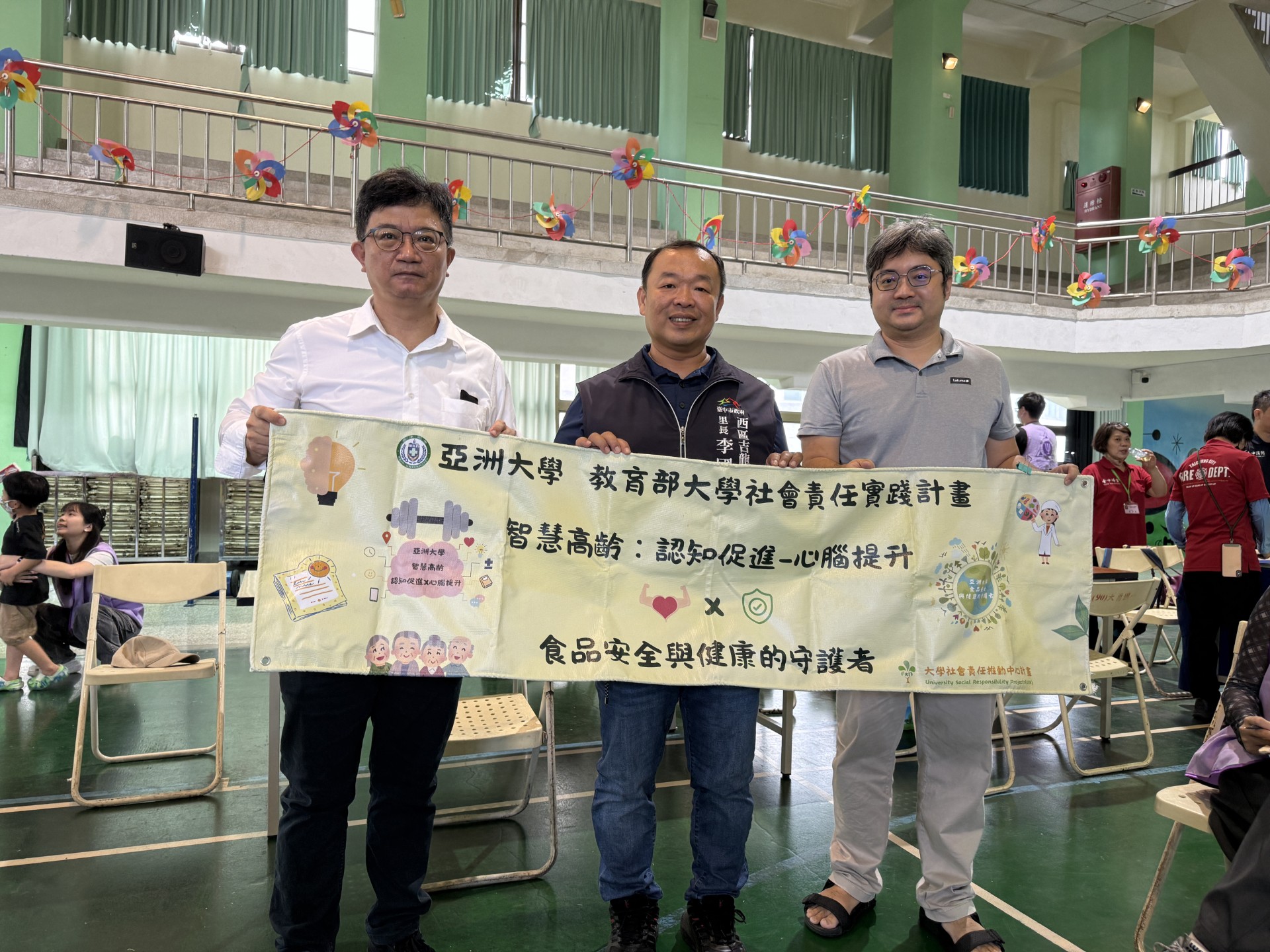 (由左至右)亞大心理系USR團隊心理郭俊顯老師、吉龍里長李國禎、廖御圻老師合影。