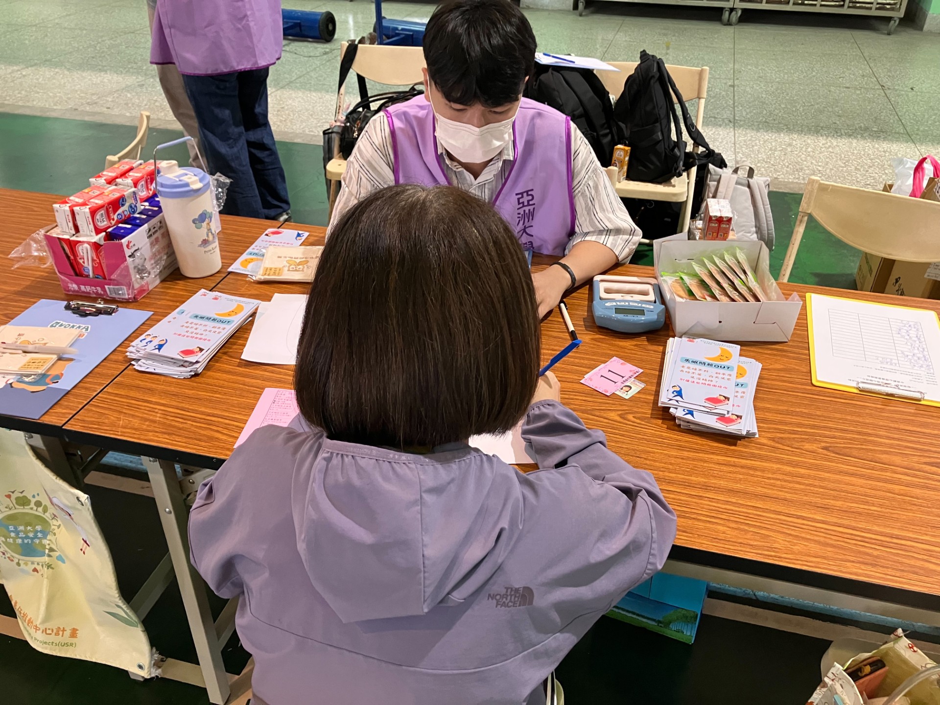亞大心理USR團隊,為長者進行心腦功能篩檢服務。