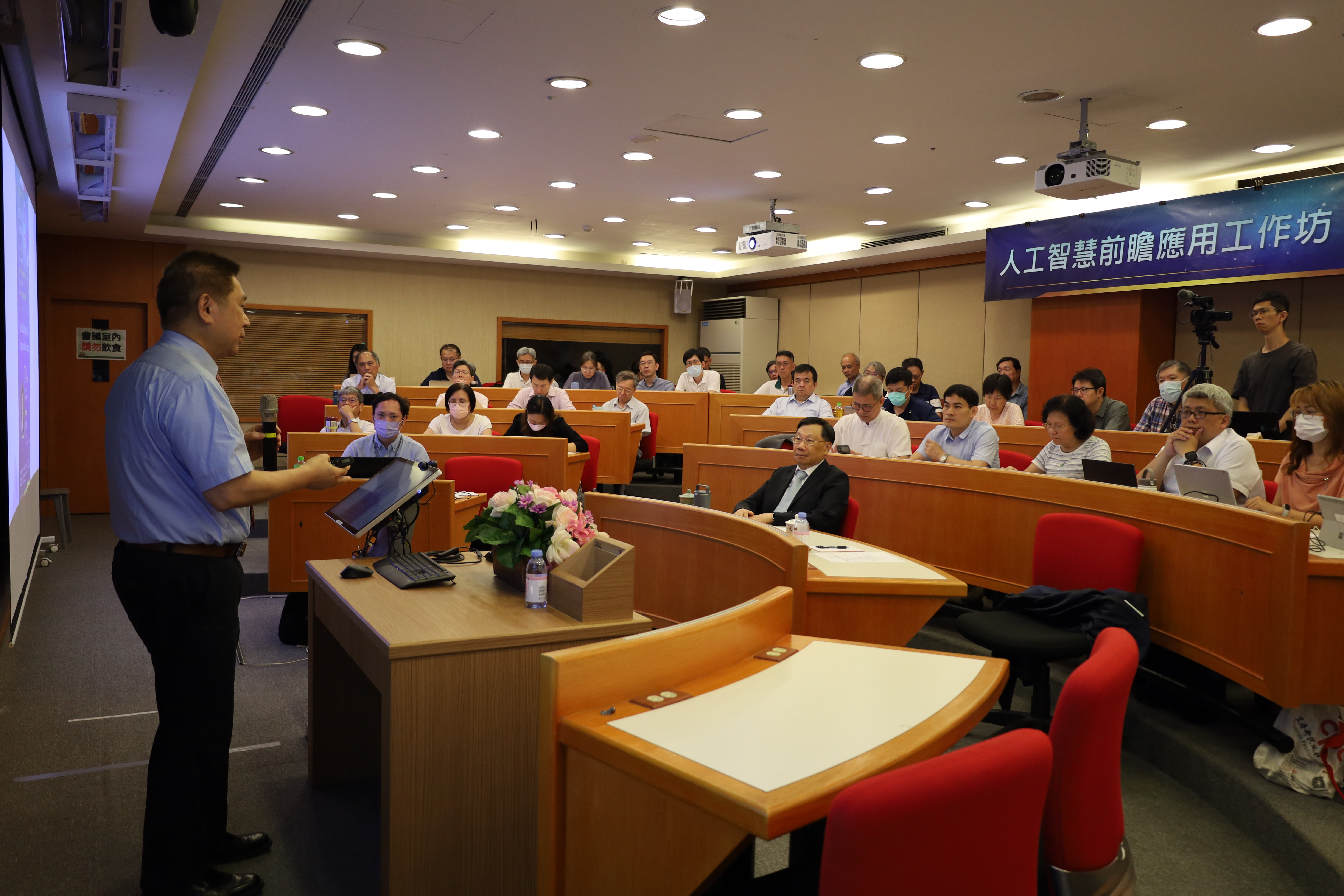 亞大舉辦「人工智慧前瞻應用工作坊」，邀請中研院院士郭宗杰(左)分享，並給予各學院建議。