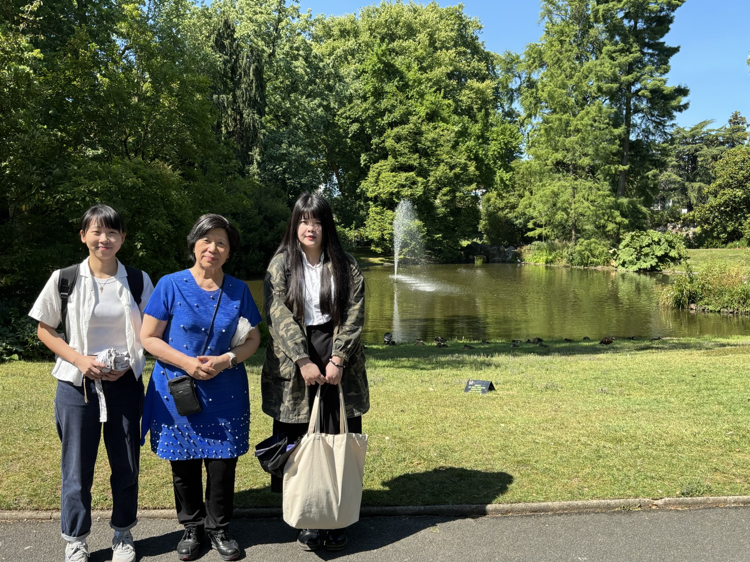 亞大副校長柯慧貞(中)，帶領梁敏琪（左）、陳宜姍（右），赴法國參加「2025國際行為成癮大會」。