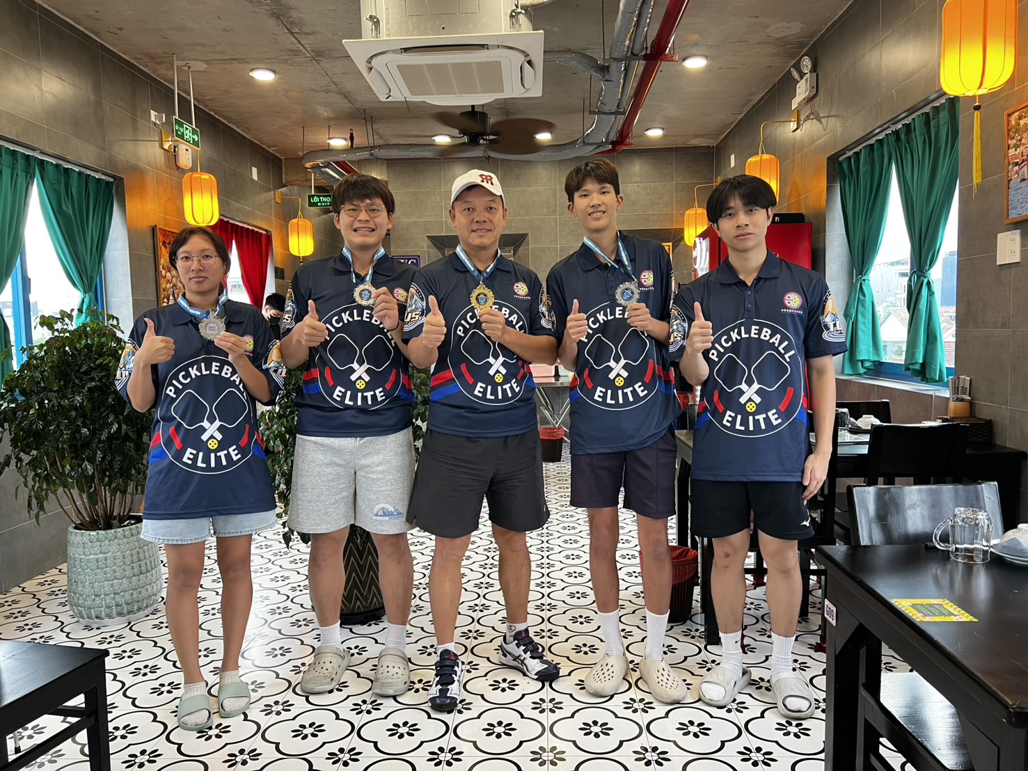 帶隊的亞大陳朝鍵老師(中),和台灣學生代表隊成員合影。