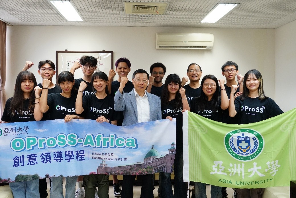 亞大OProSS服務團出發前,蔡進發校長(前排中)為他們加油打氣。