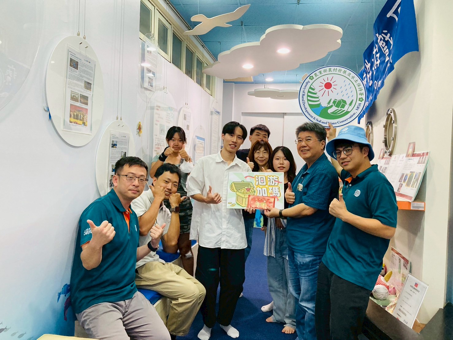 農業部農村發展及水土保持署台中分署副分署長王志雄(右2)，和亞大護理學系駐村師生團隊合影。