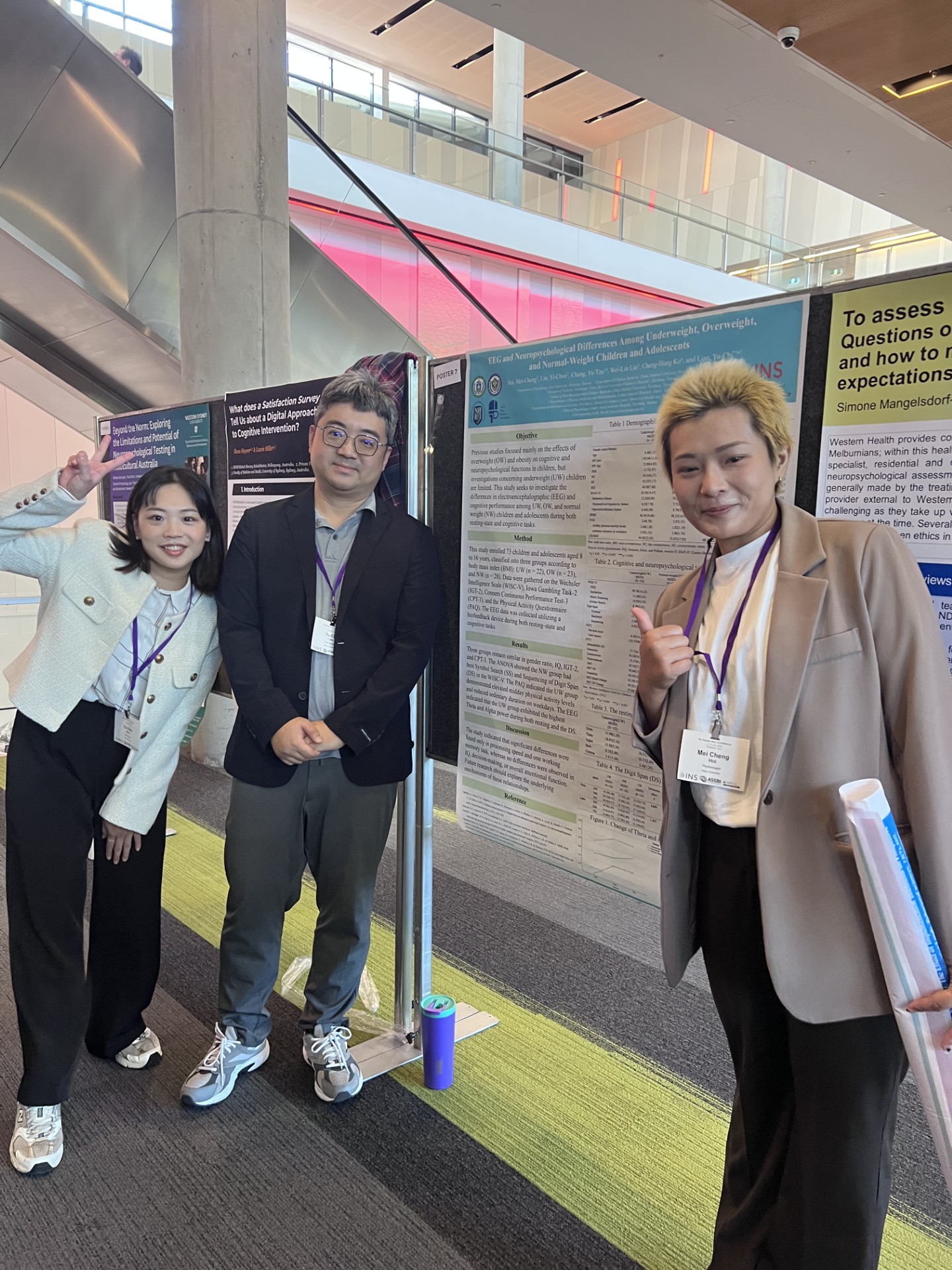 亞大心理系廖御圻老師(中)，帶粘語宸(左)、許美靜(右)到澳洲布里斯發表研究論文。