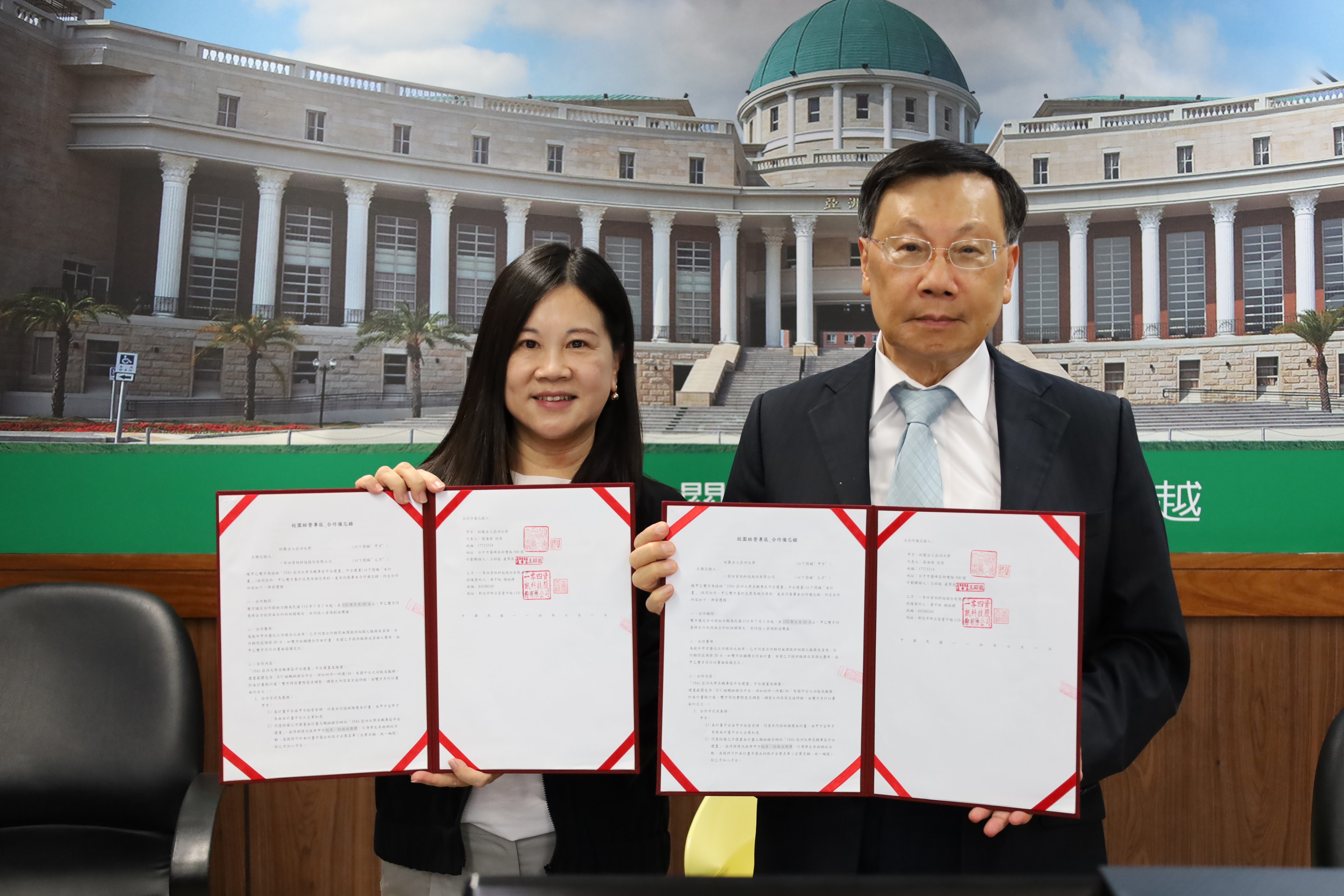 亞大校長蔡進發(右)、104人力銀行副總經理張寶玲(左)簽屬合作備忘錄。