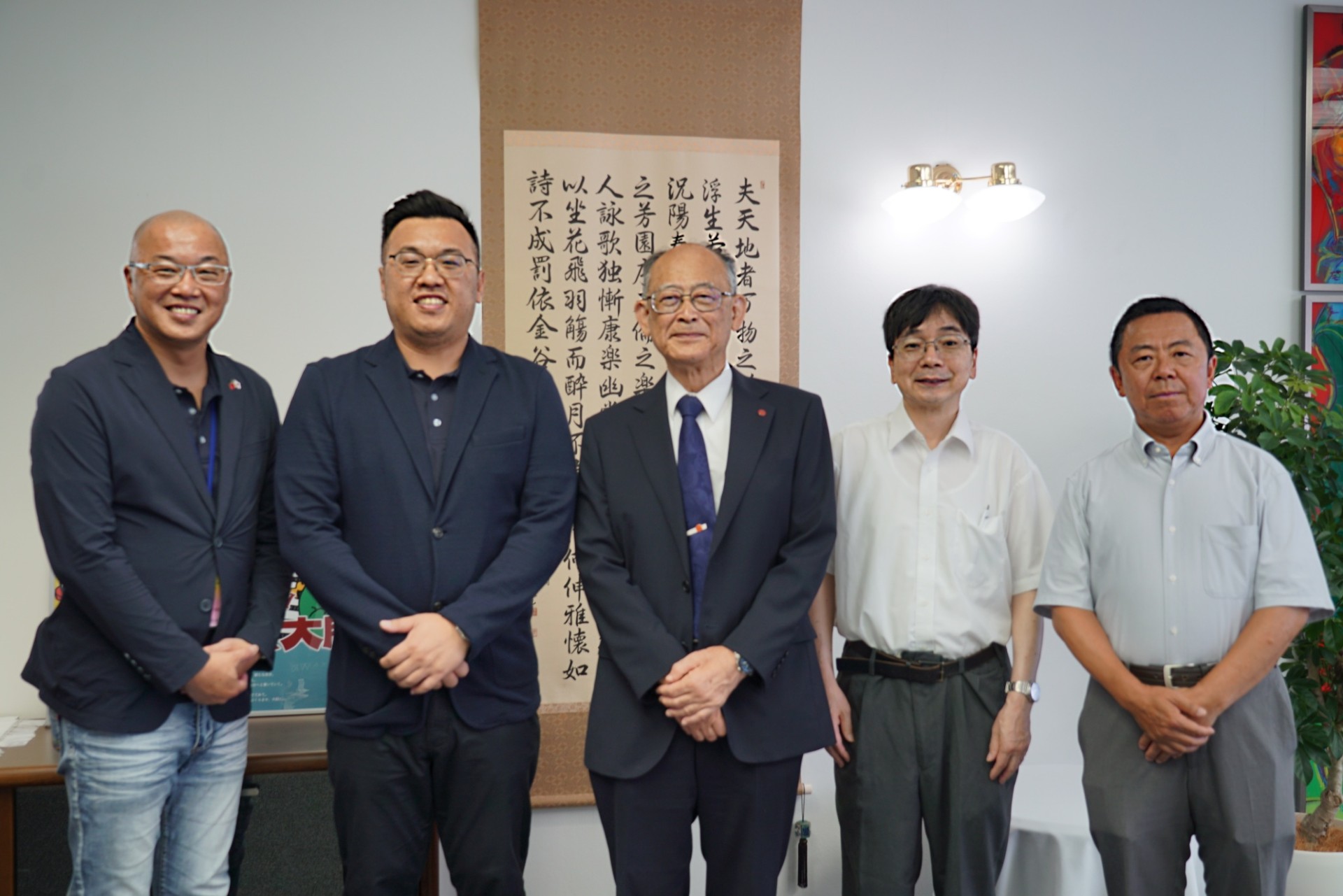 亞大訪問團訪問日本福岡大學，亞大產學長王昭能(左2)、亞大發明中心主任方曉瑋(左1)、福岡大學校長永田潔文(左3)和該校老師合影。