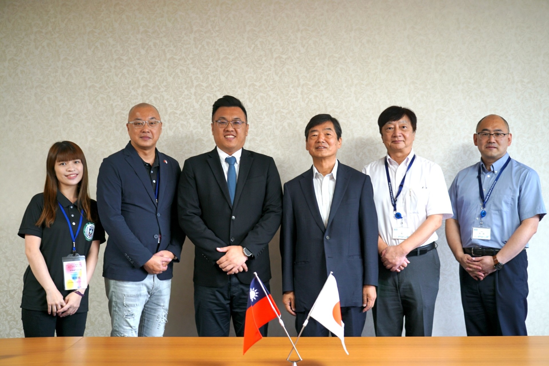 亞大訪問團訪問日本福岡工業大學，亞大產學長王昭能(左3)、亞大發明中心主任方曉瑋(左2)、福岡工業大學校長村山理一(左4)等合影。