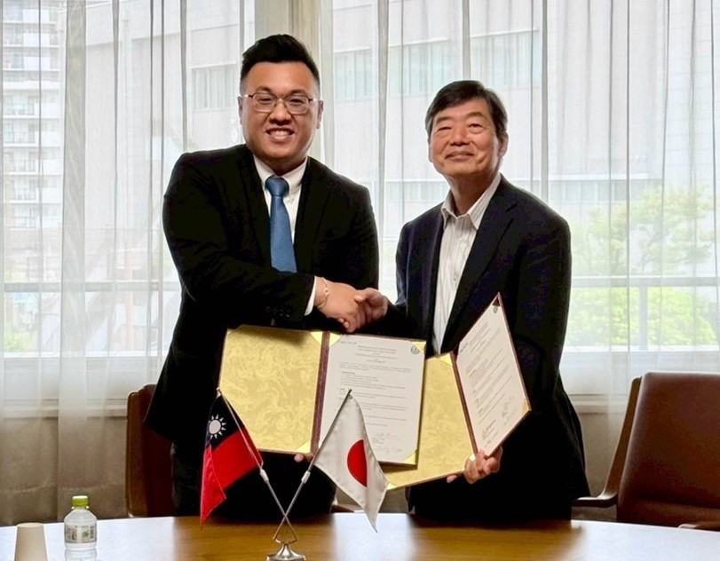 亚大产学长王昭能(左)、福冈工业大学校长村山理一(右)代表，签署合作备忘录。