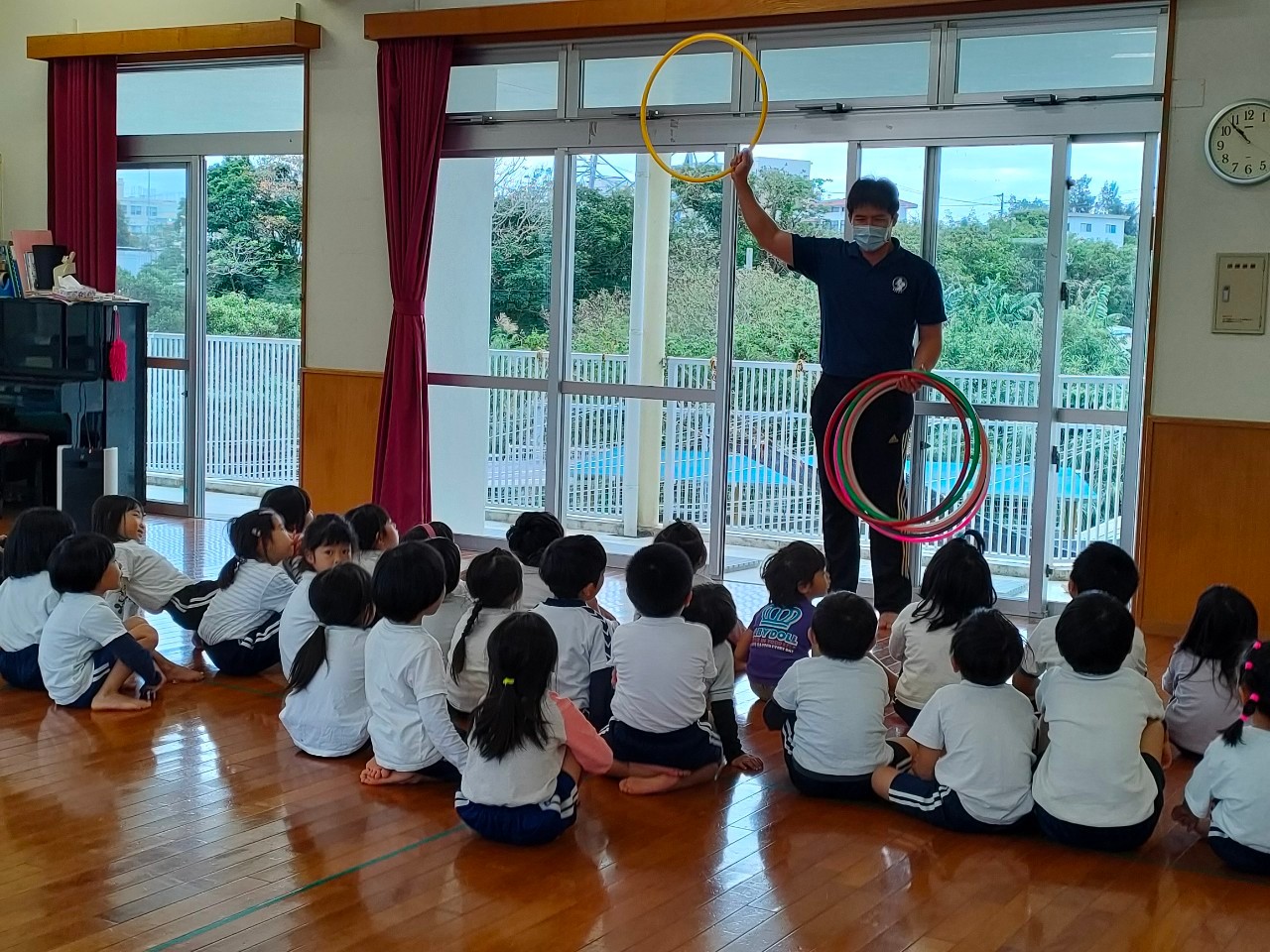 亚大幼教系杰出校友陈志鑫,在日本冲绳幼儿园带领幼儿进行运动游戏,现在也将带回亚大,在台湾实践。
