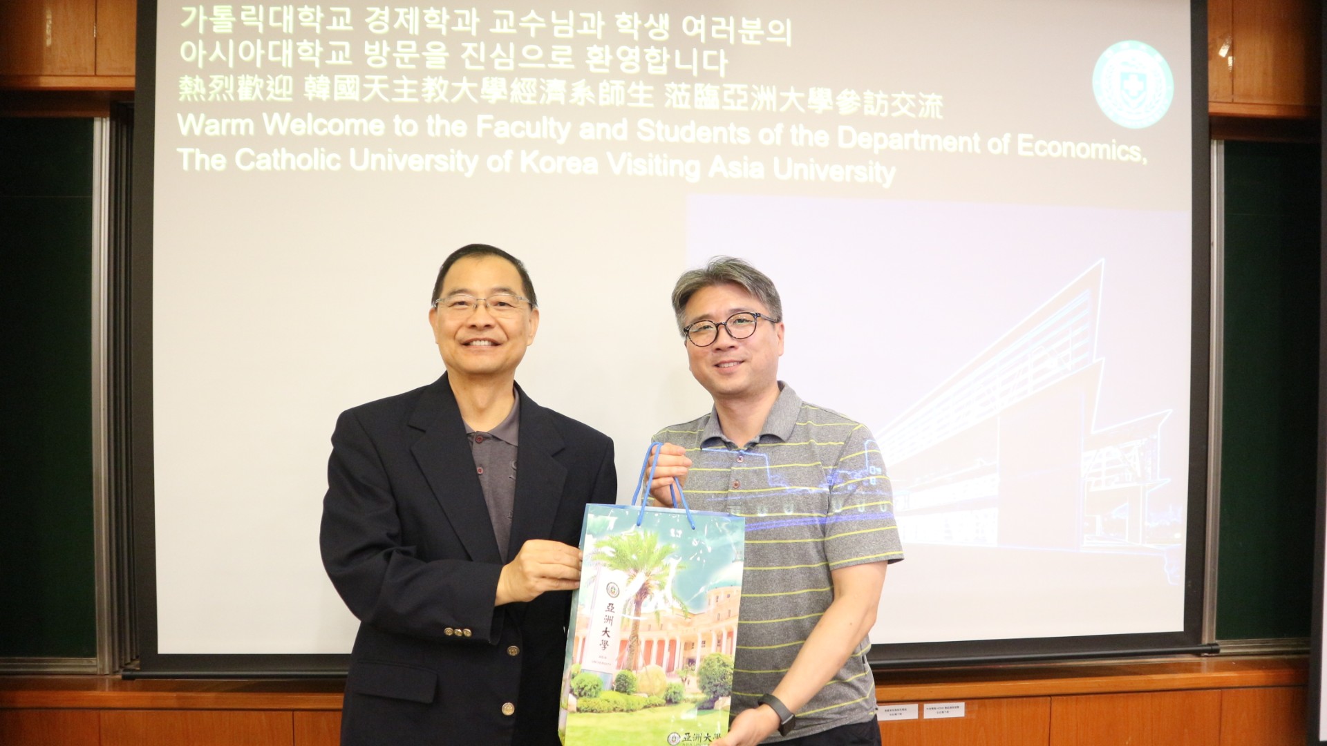 亞大國際長林君維(左),致贈紀念品給韓國天主教大學經濟系主任Prof. In Huh(右),象徵兩校交流友誼。