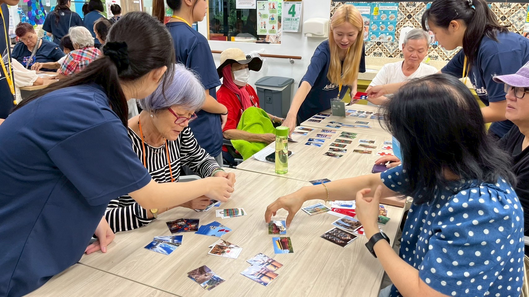 亞大志工團陪伴長者，玩台灣印象小遊戲。
