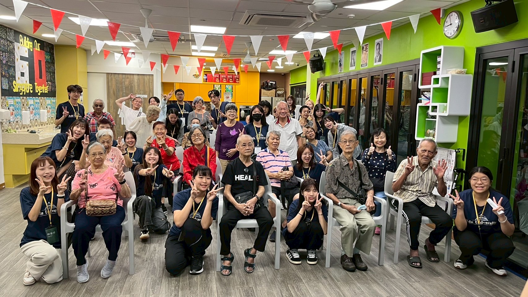 亞大志工團在機構陪伴長者，雙方互動熱絡。