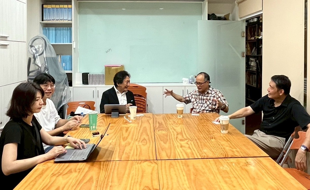 亞大創意設計學院院長姚村雄(右2)、日本千葉大學植田憲教授(右3)，與設計學院團隊座談。