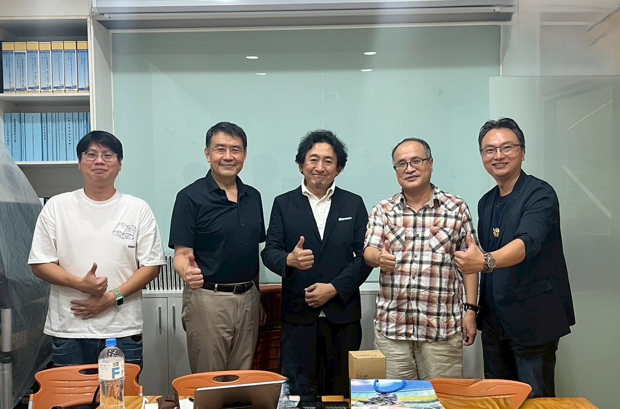 亞大創意設計學院院長姚村雄(右2)、日本千葉大學植田憲教授(中)，與設計學院團隊合影。