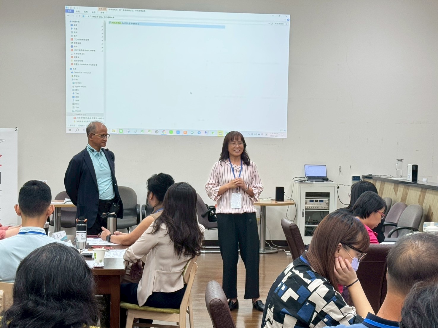 「讀書會帶領人培訓基礎班」培訓講師彭金山(左),分享如何運用 AI 提示發想創意主題,讓讀書會更具吸引力。