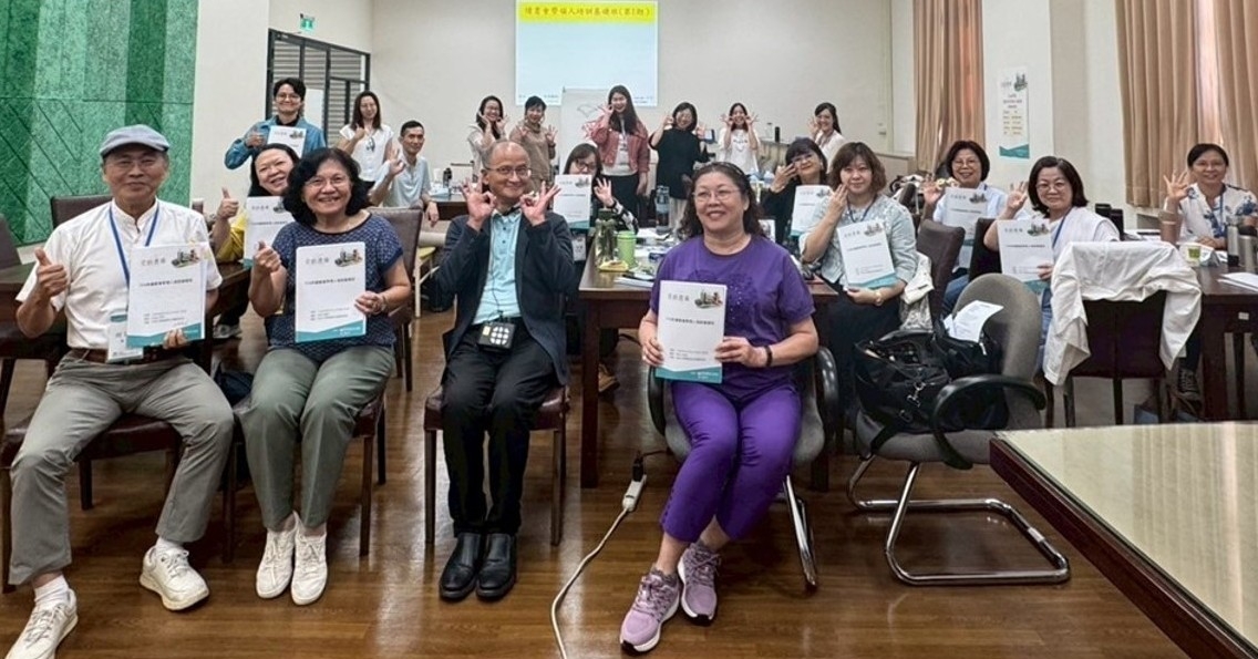 亞大副校長蔡秀芬(前排左2)、台灣閱讀文化基金會執行長何鴻鈞(前排左1)、培訓講師彭金山(前排左3),和參與「讀書會帶領人培訓基礎班」學員合影。