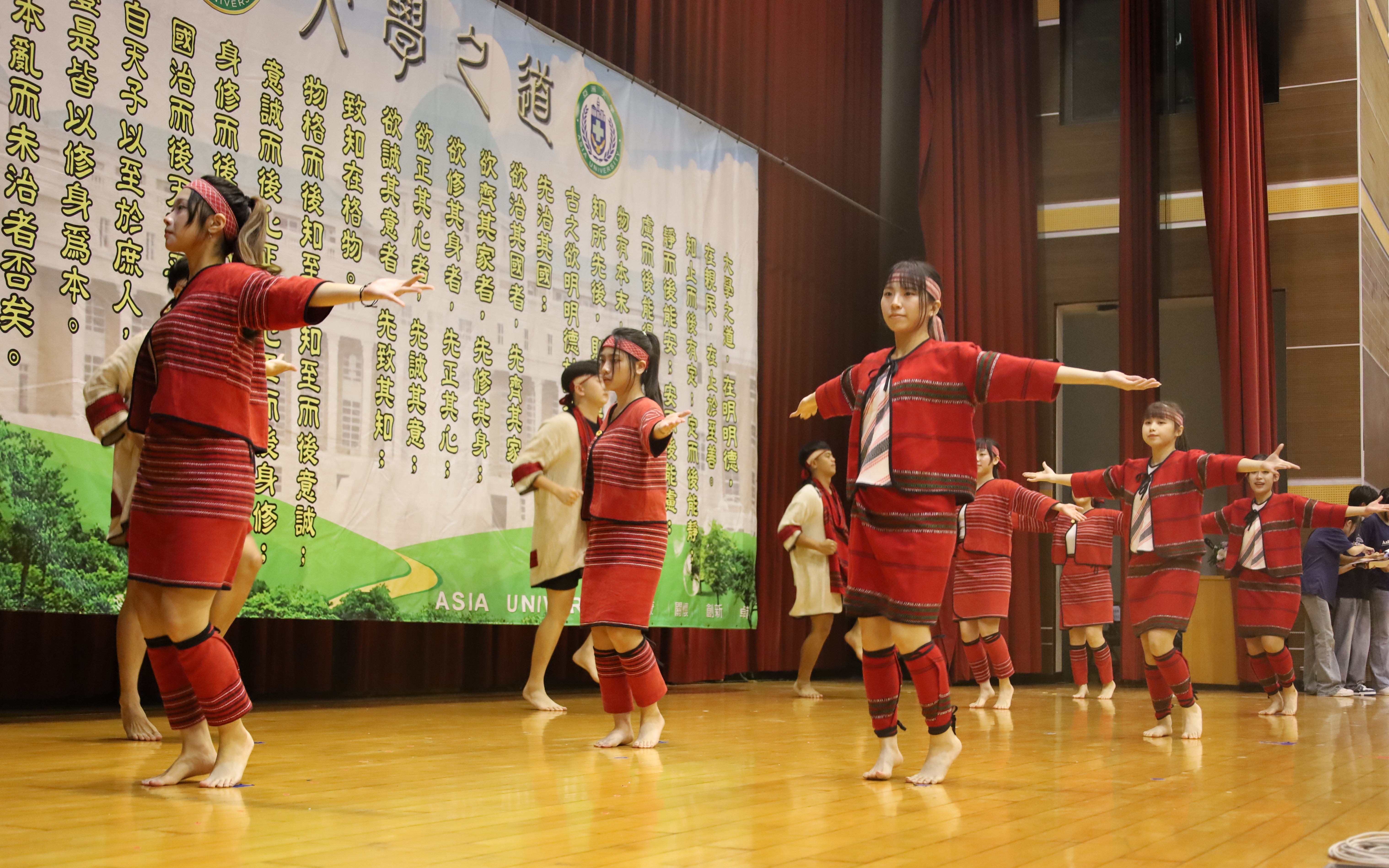 亞大原住民舞團表演歡迎舞。