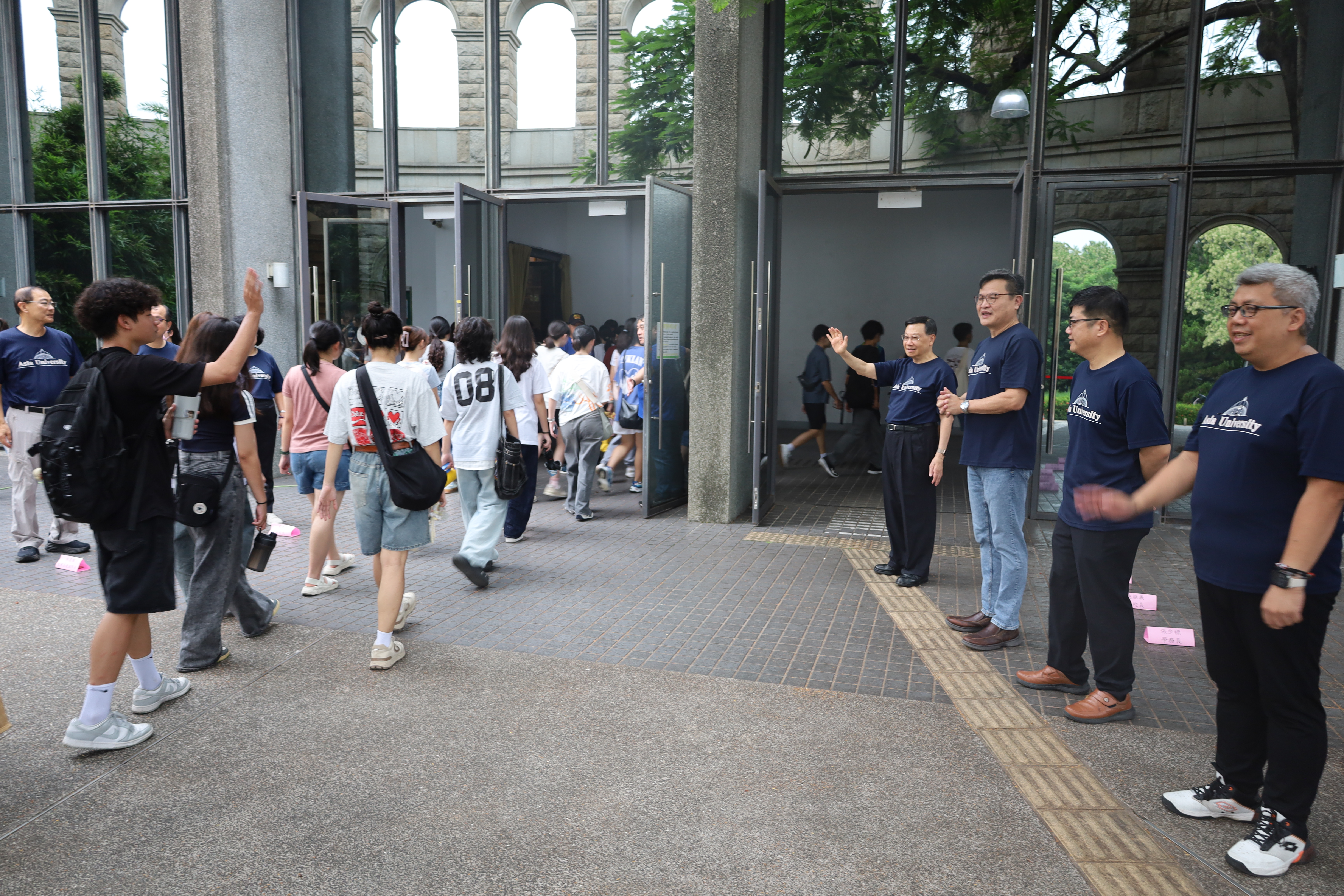 亞大校長蔡進發(右4)和師長代表，在新生始業式歡迎新生。