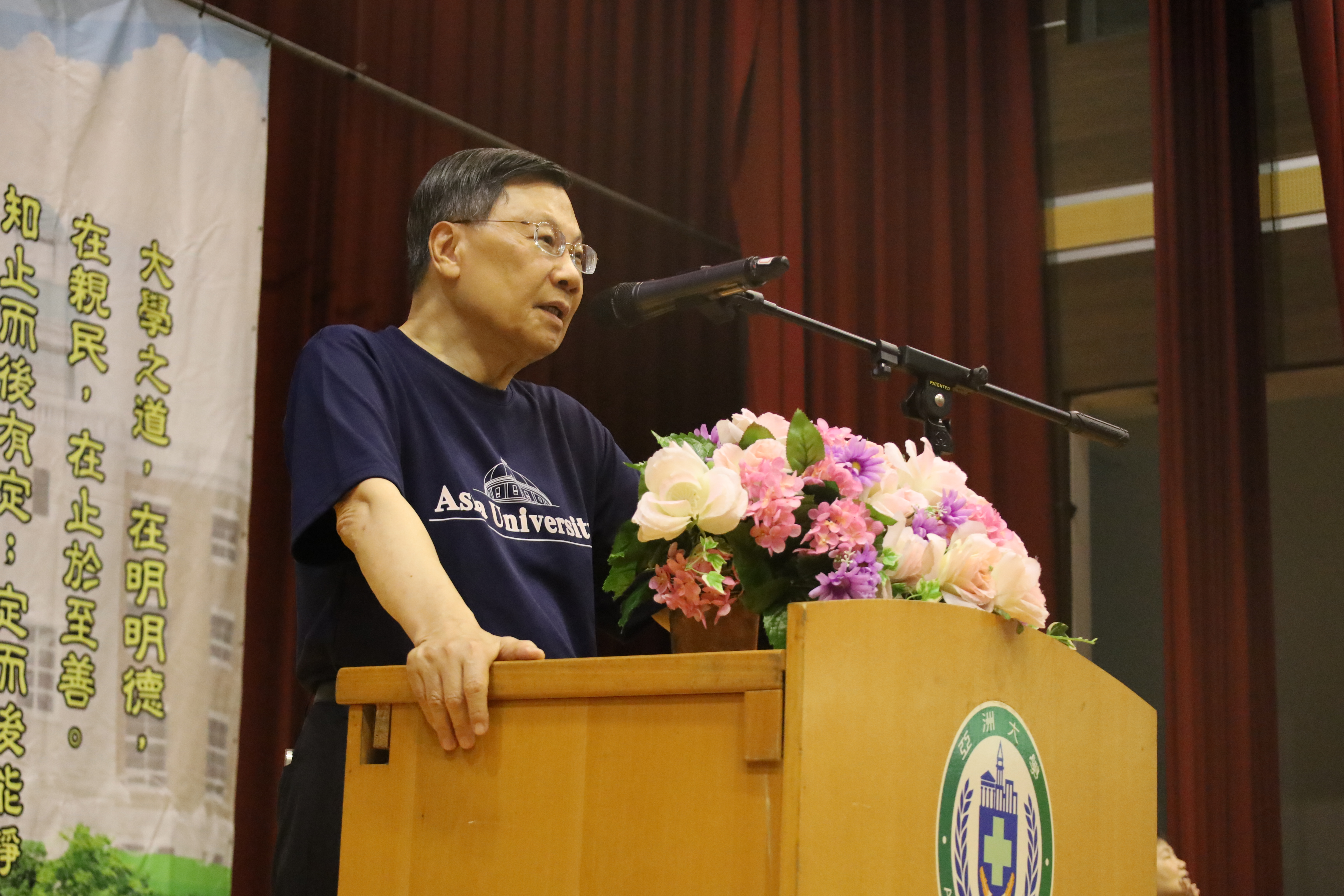 亞大校長蔡進發鼓勵新生，要善用學校資源學習。