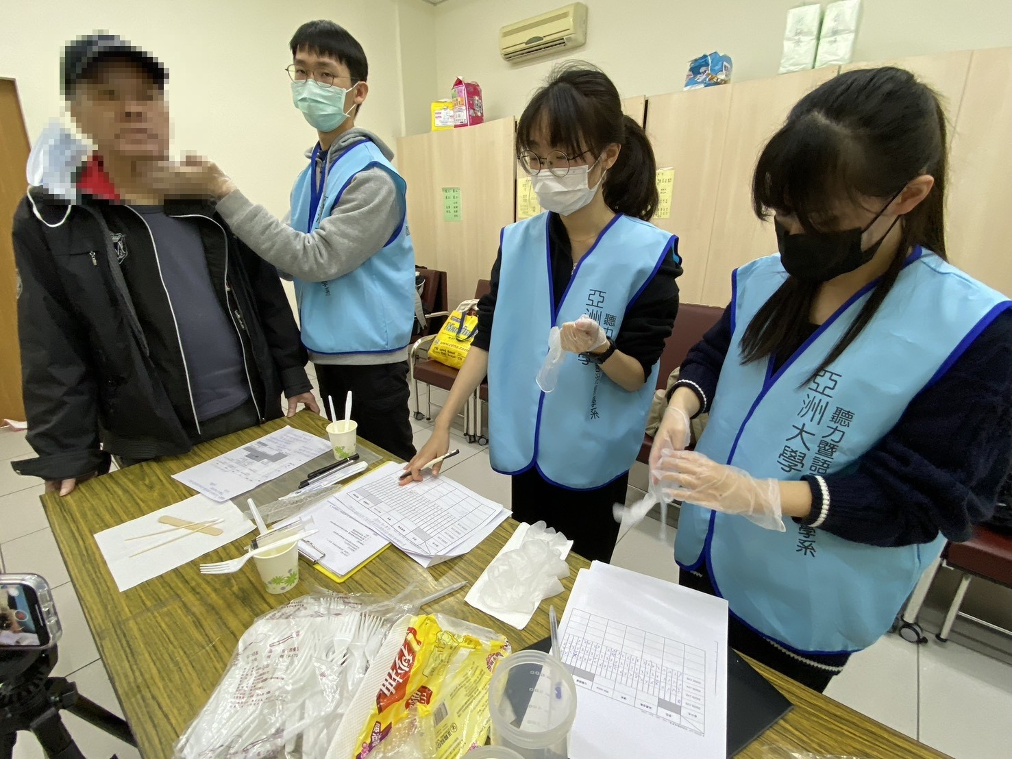 亞大聽語系同學,到長照機構實習,為長者進行吞嚥能力評估,強化實務專業能力。