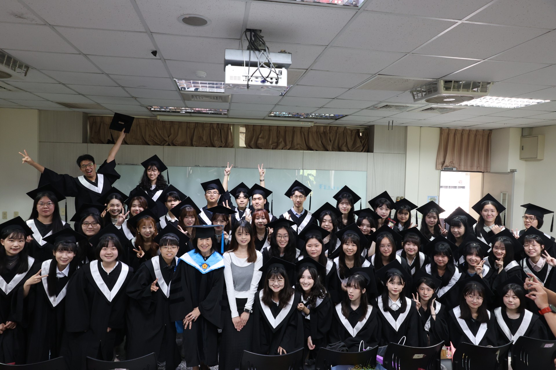 亞大聽語系今年應屆畢業生,聽力師、語言治療師國考通過率100%,且連續2年維持此一驚人實力。
