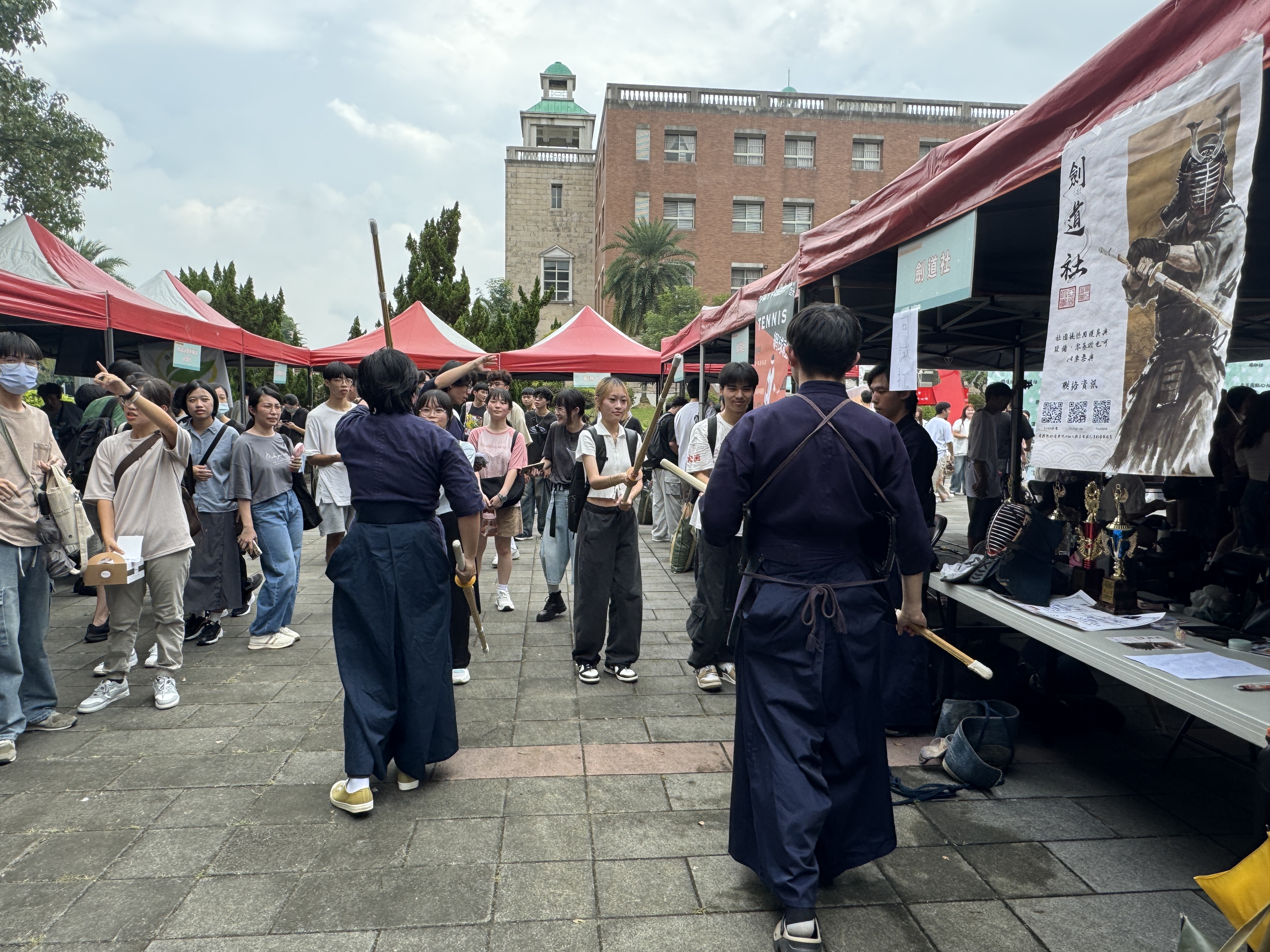 亞大「劍道社」，開放新生試打，感受擊劍魅力。