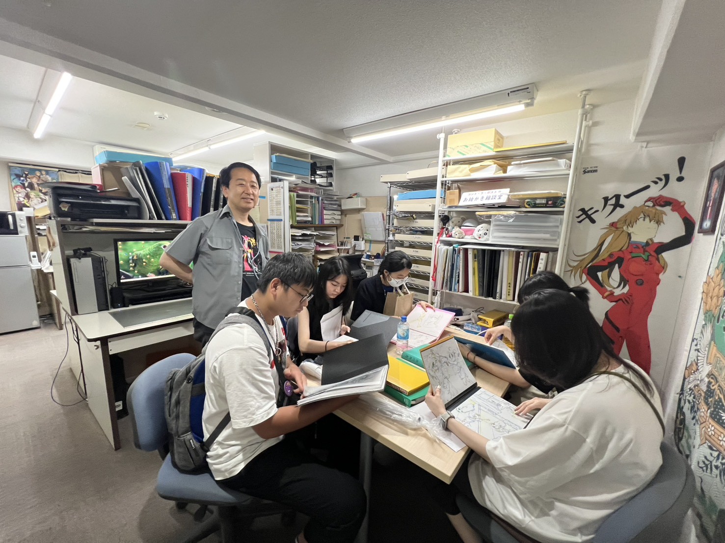 亞大數媒系同學到日本動畫工作室,近距離觀摩原畫與分鏡,了解產業運作。