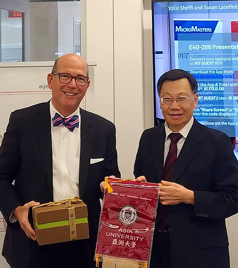 亞洲大學校長蔡進發，參訪美國麻省理工學院，亞大與MIT年齡實驗室洽談合作，雙方以開發「長者社交照護機器人」為目標。