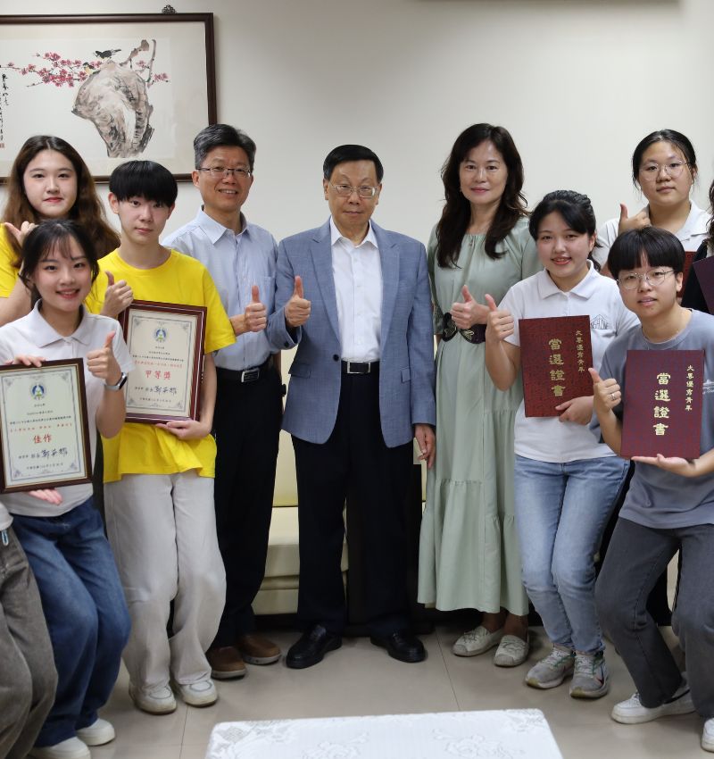 亞大2社團獲全國大專校院評選獎、6同學獲優秀青年