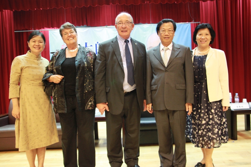 演講後,摩坦森教授(中)與亞洲大學校長(右二)等人合影