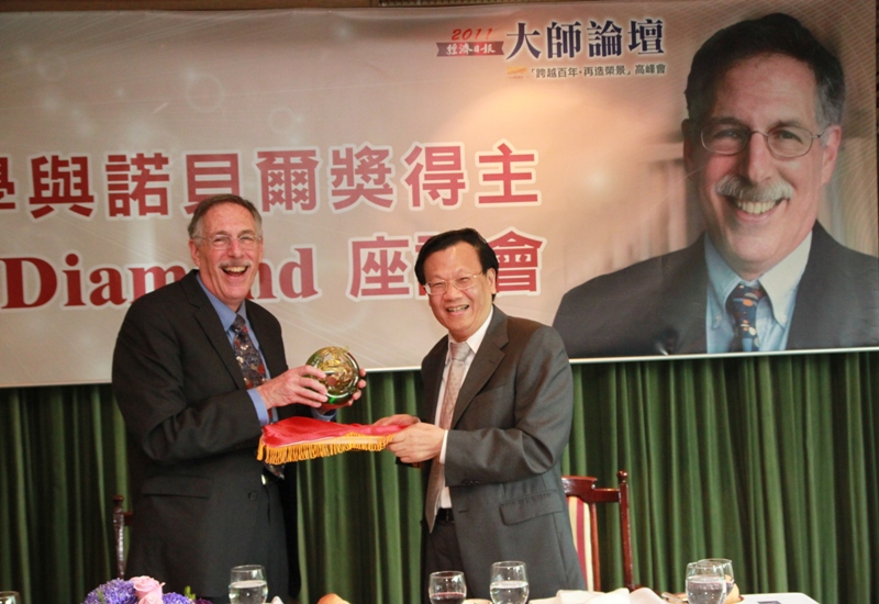 亞洲大學校長蔡進發(右)贈送琉璃工藝品給戴蒙德博士(左)