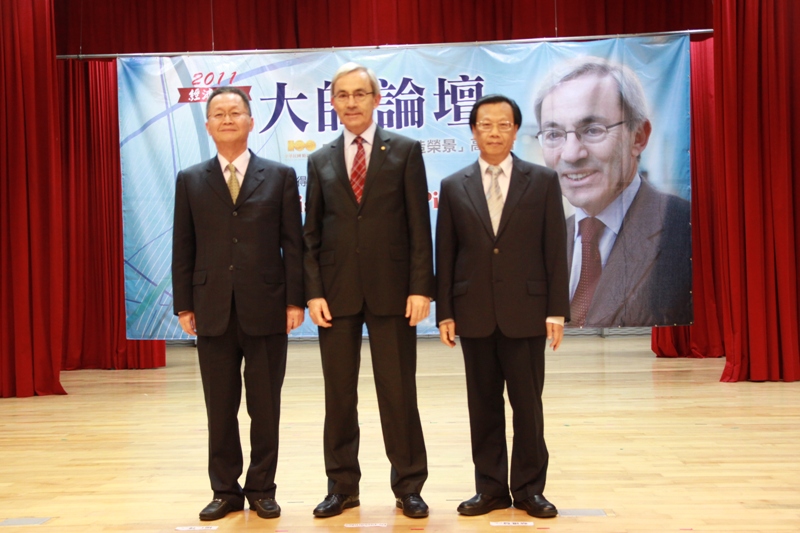 經濟日報社長楊仁烽(左)、諾貝爾經濟學大師皮薩里德斯教授(中)與亞洲大學校長蔡進發(右)一同合影